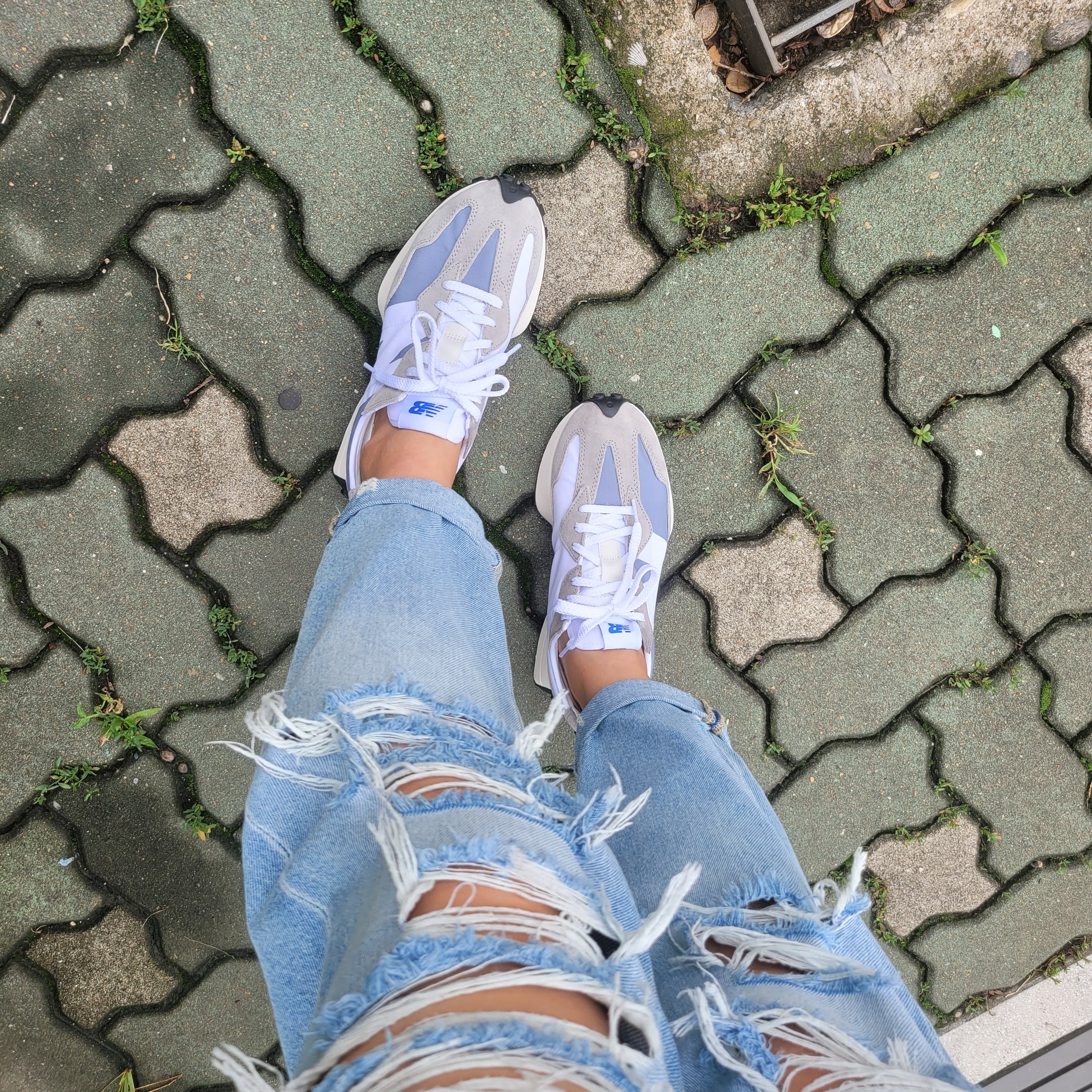 New Balance 327 Grey 착용 스타일