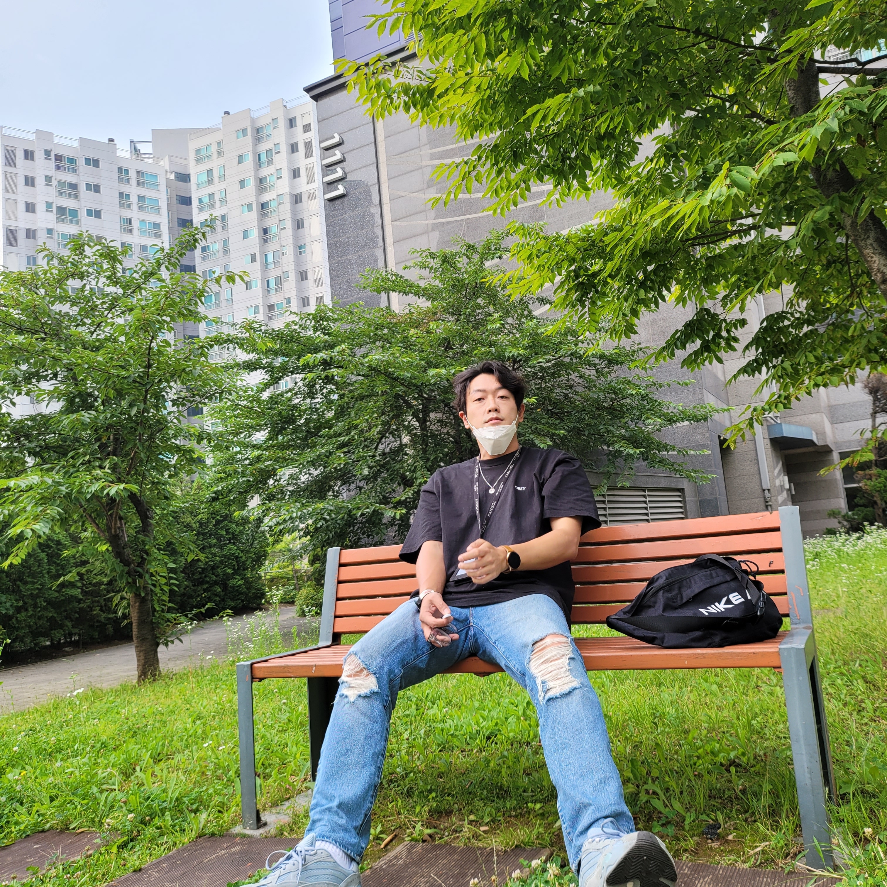 Adidas Yeezy Boost 700 V2 Hospital Blue 착용 스타일 - 1