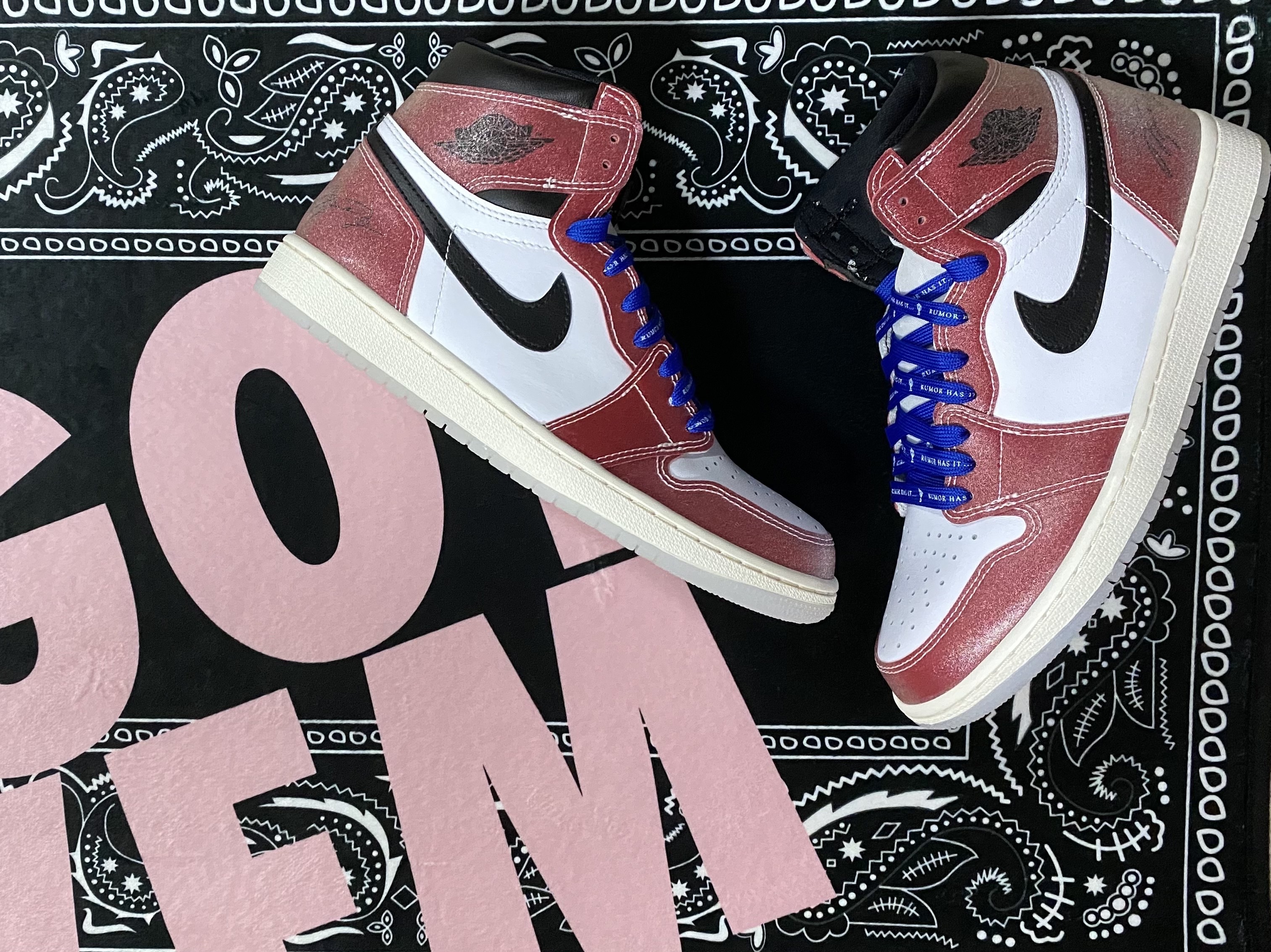 Jordan 1 x Trophy Room Retro High OG SP Chicago (Friends & Family), Jordan 1 x Travis Scott Retro High OG SP Mocha 착용 스타일 - 5