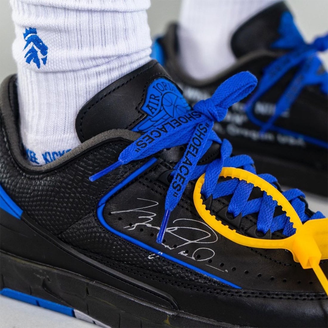 Jordan 2 x Off-White Retro Low SP Black and Varsity Royal 착용 스타일 - 3