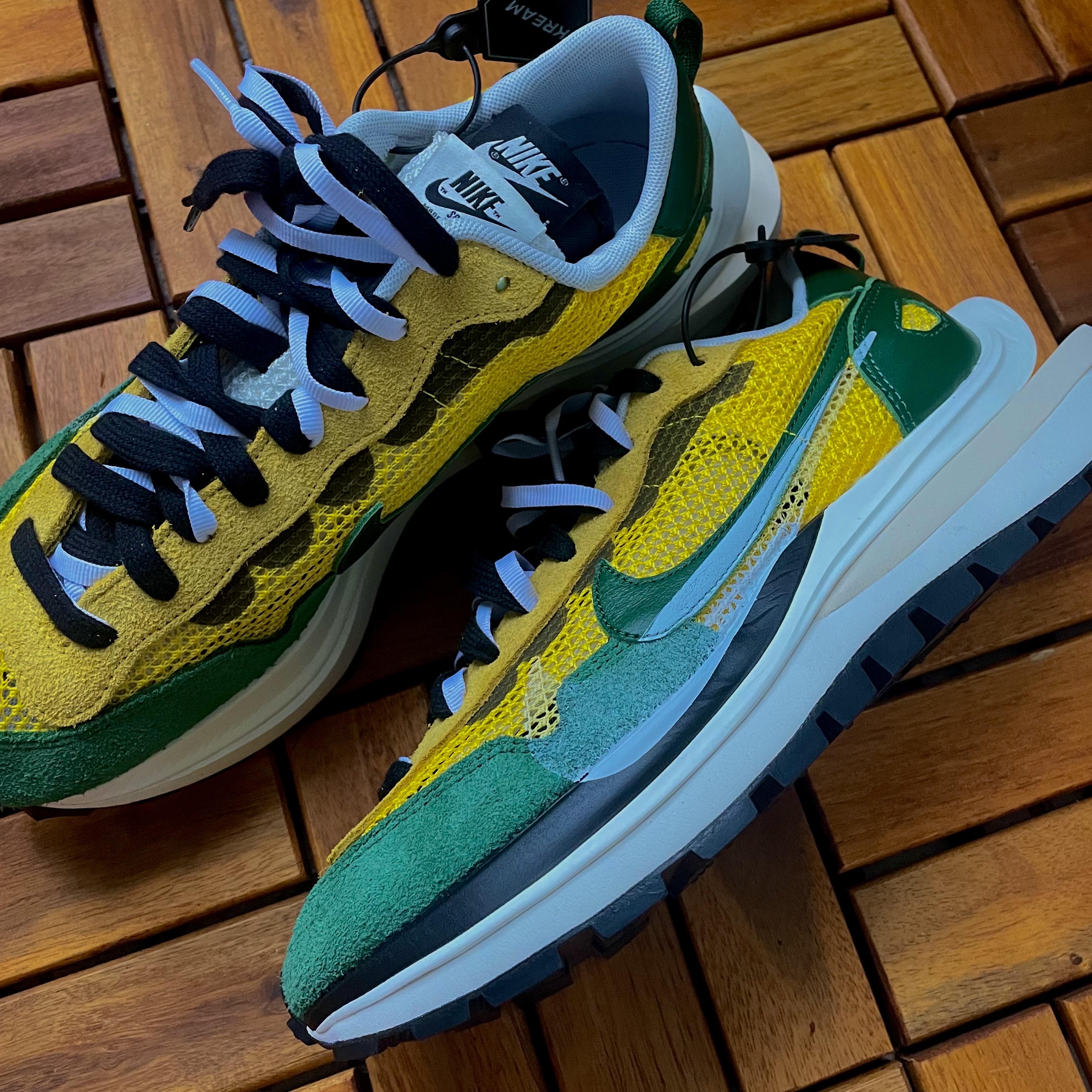 Nike x Sacai VaporWaffle Tour Yellow & Gorge Green Sail 착용 스타일