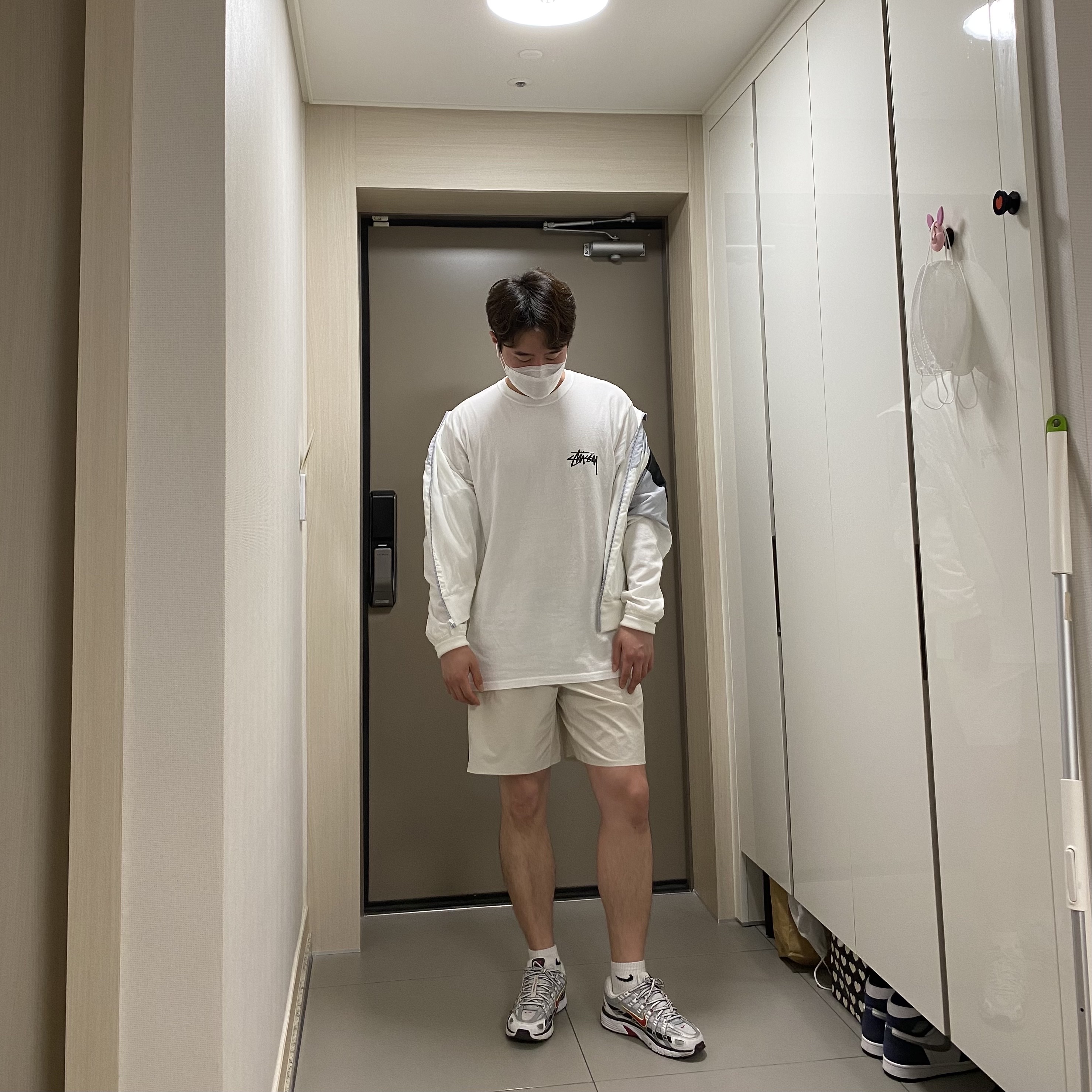 Stussy Reflection T-Shirt White, (W) Nike P-6000 Metallic Silver Red 착용 스타일 - 1