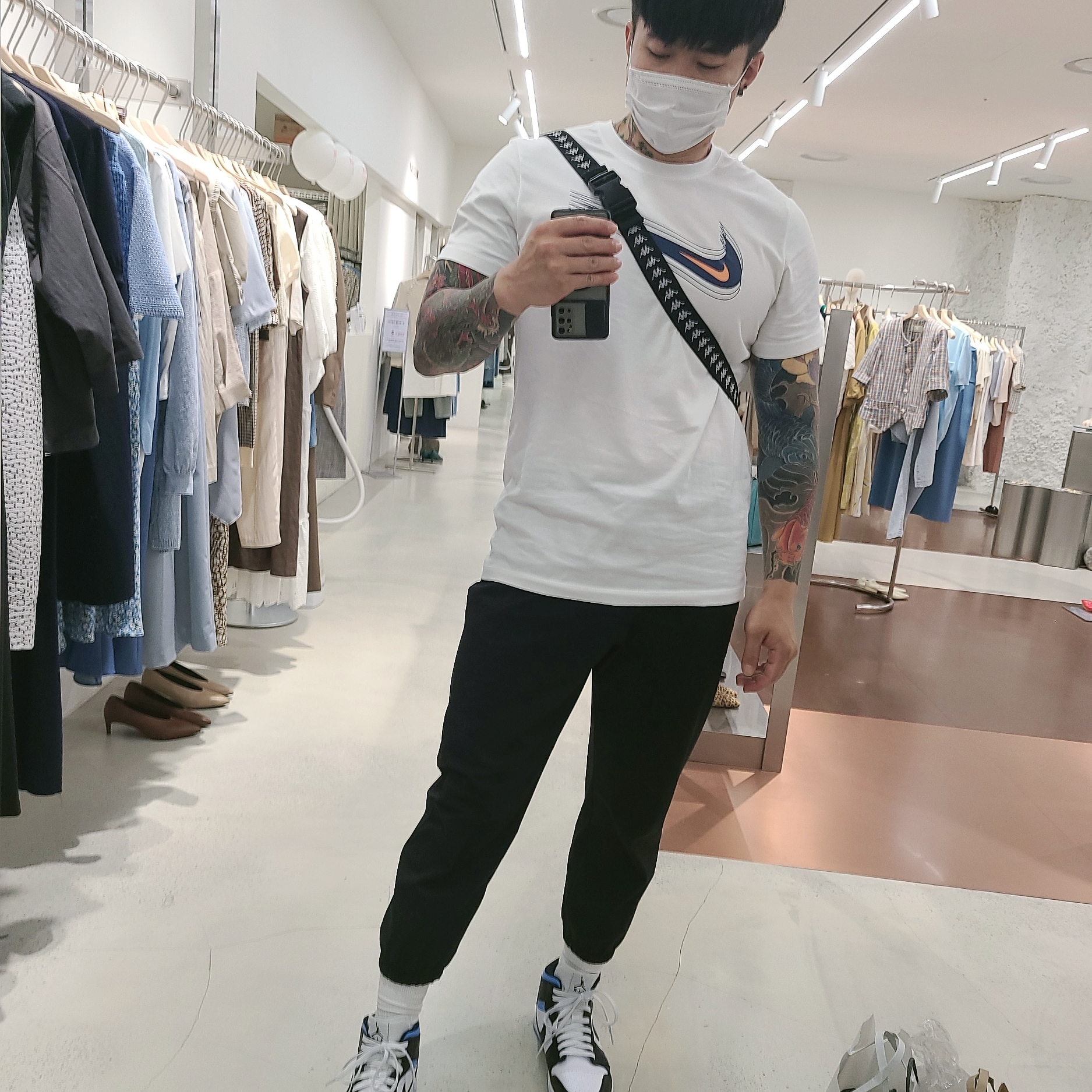 (W) Jordan 1 Mid White Black University Blue 착용 스타일 - 2
