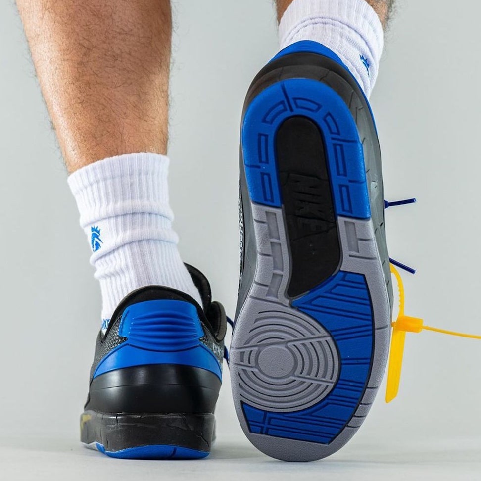 Jordan 2 x Off-White Retro Low SP Black and Varsity Royal 착용 스타일 - 5