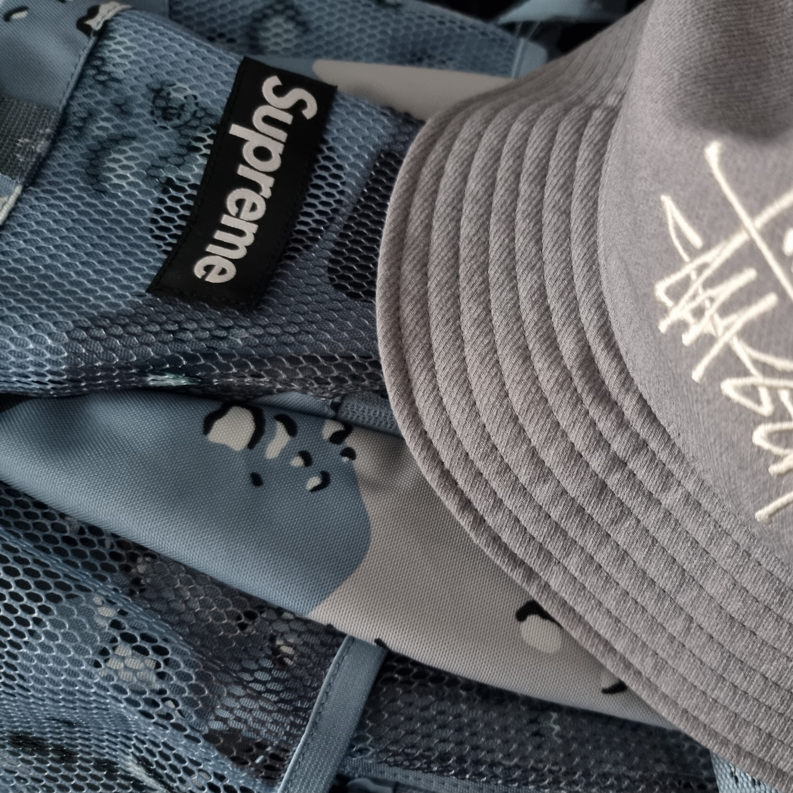 Supreme Backpack Blue Chocolate Chip Camo - 20SS 착용 스타일