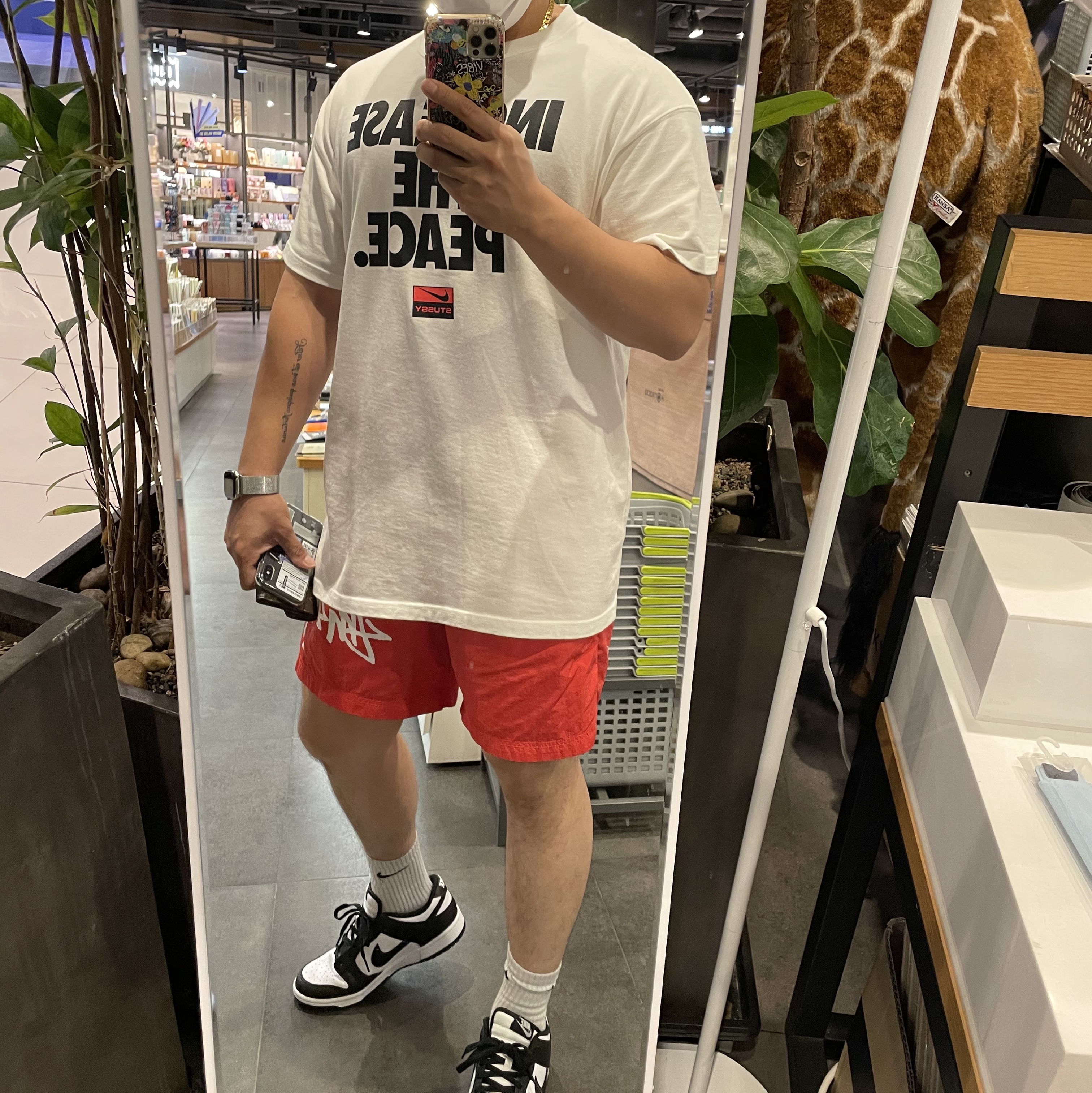 Nike Dunk Low Retro Black, Nike x Stussy Water Shorts Habanero Red 착용 스타일