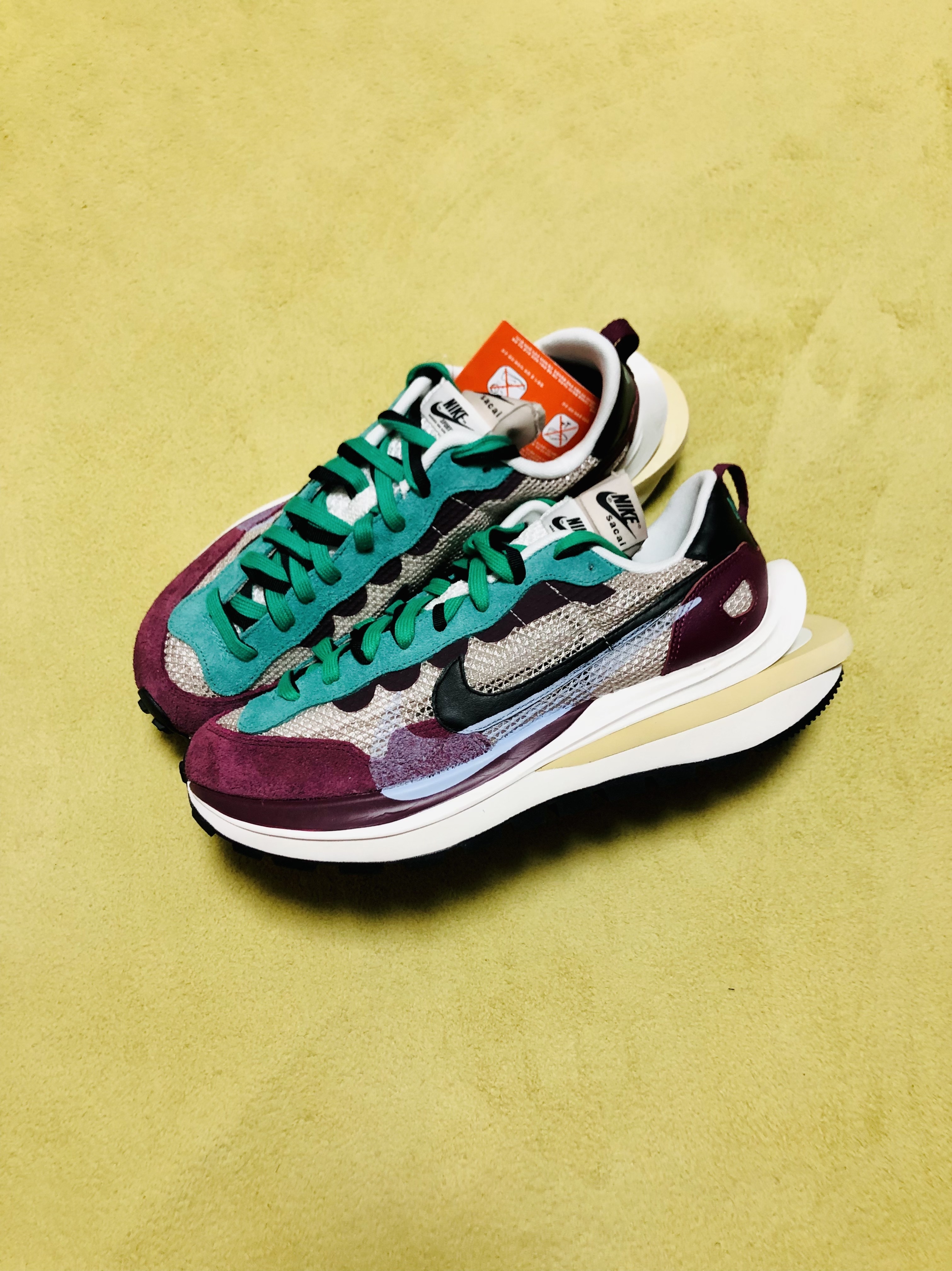 Nike x Sacai VaporWaffle String & Black Villain Red 착용 스타일 - 3