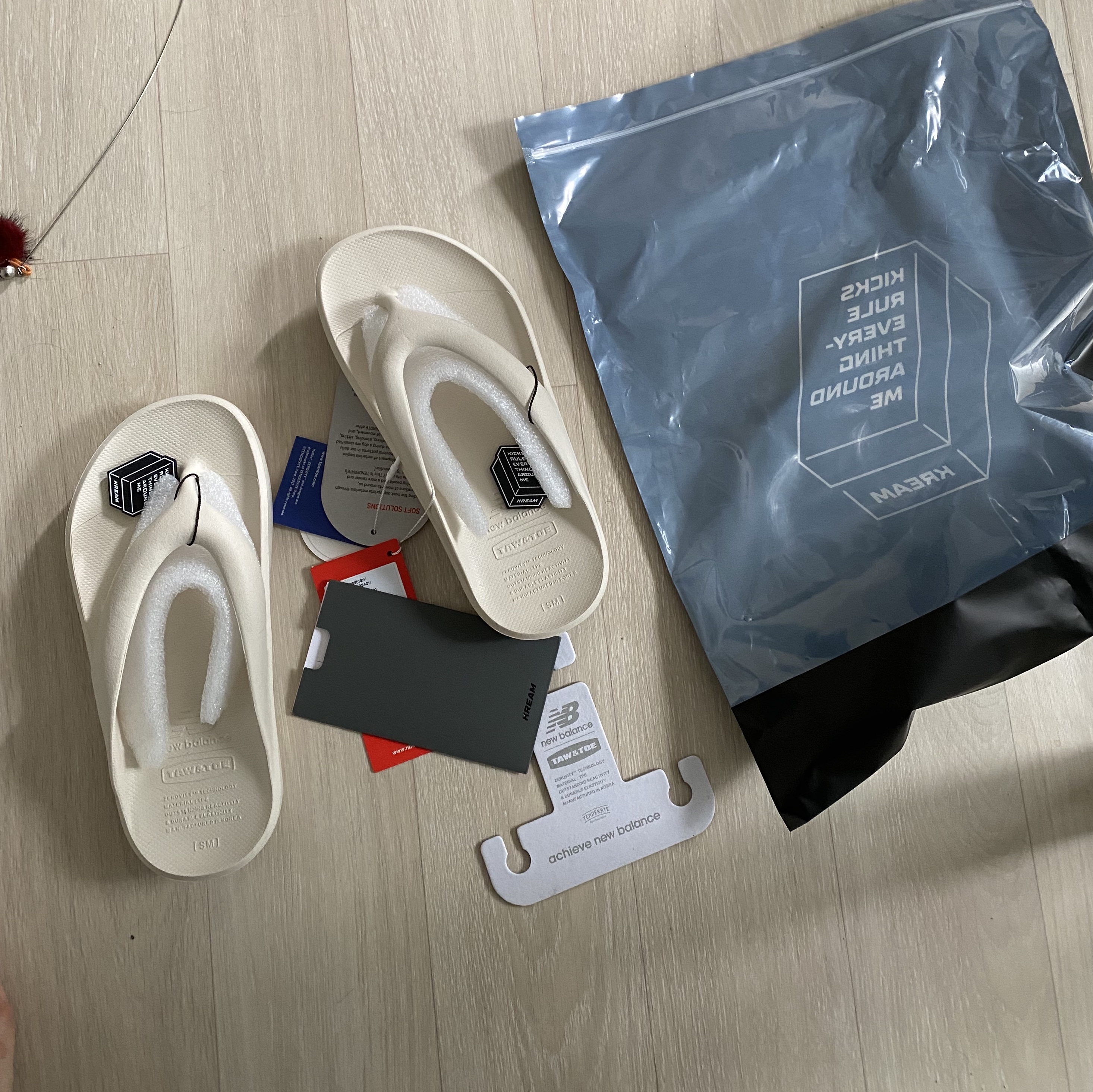 New Balance x Taw&Toe Flip Flop Ivory 착용 스타일