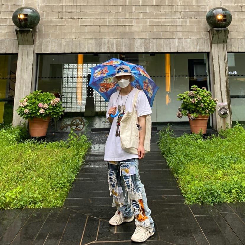 Adidas Yeezy Foam RNNR Sand, Stussy x CDG Canvas Bucket Hat 착용 스타일 - 1