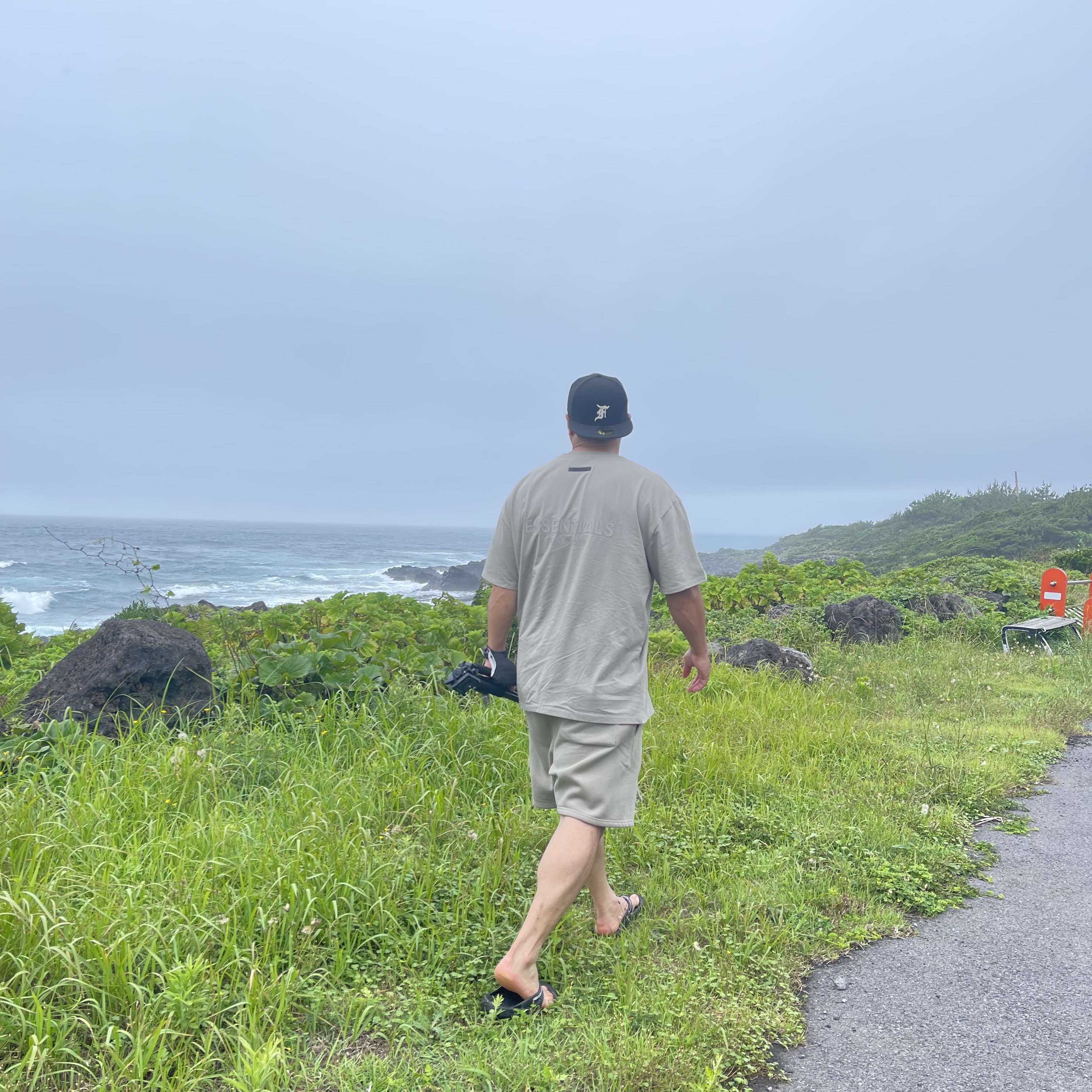 Essentials Sweatshorts Moss - 21SS, Essentials T-Shirt Moss - 21SS 착용 스타일