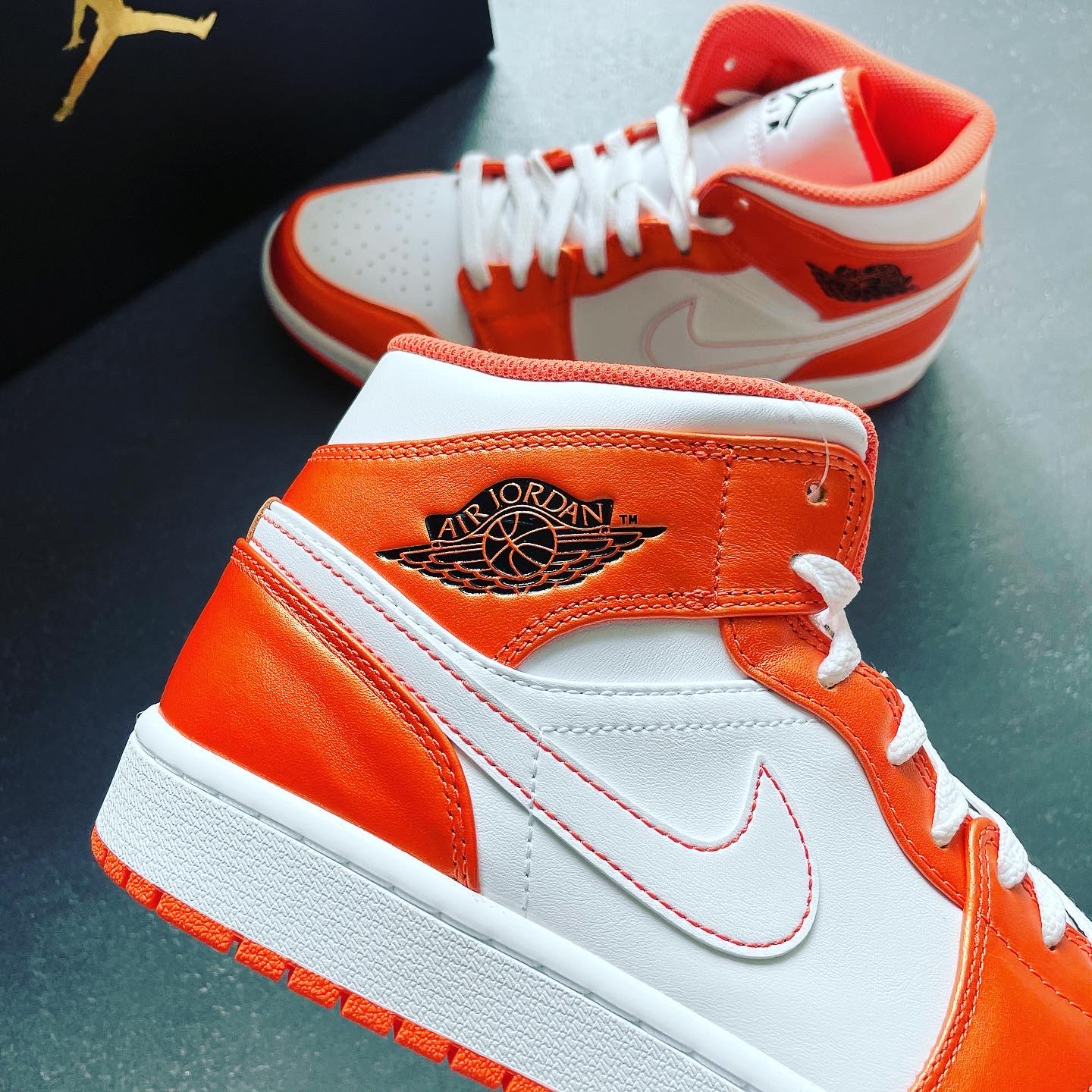 Jordan 1 Mid SE Electro Orange 착용 스타일 - 3