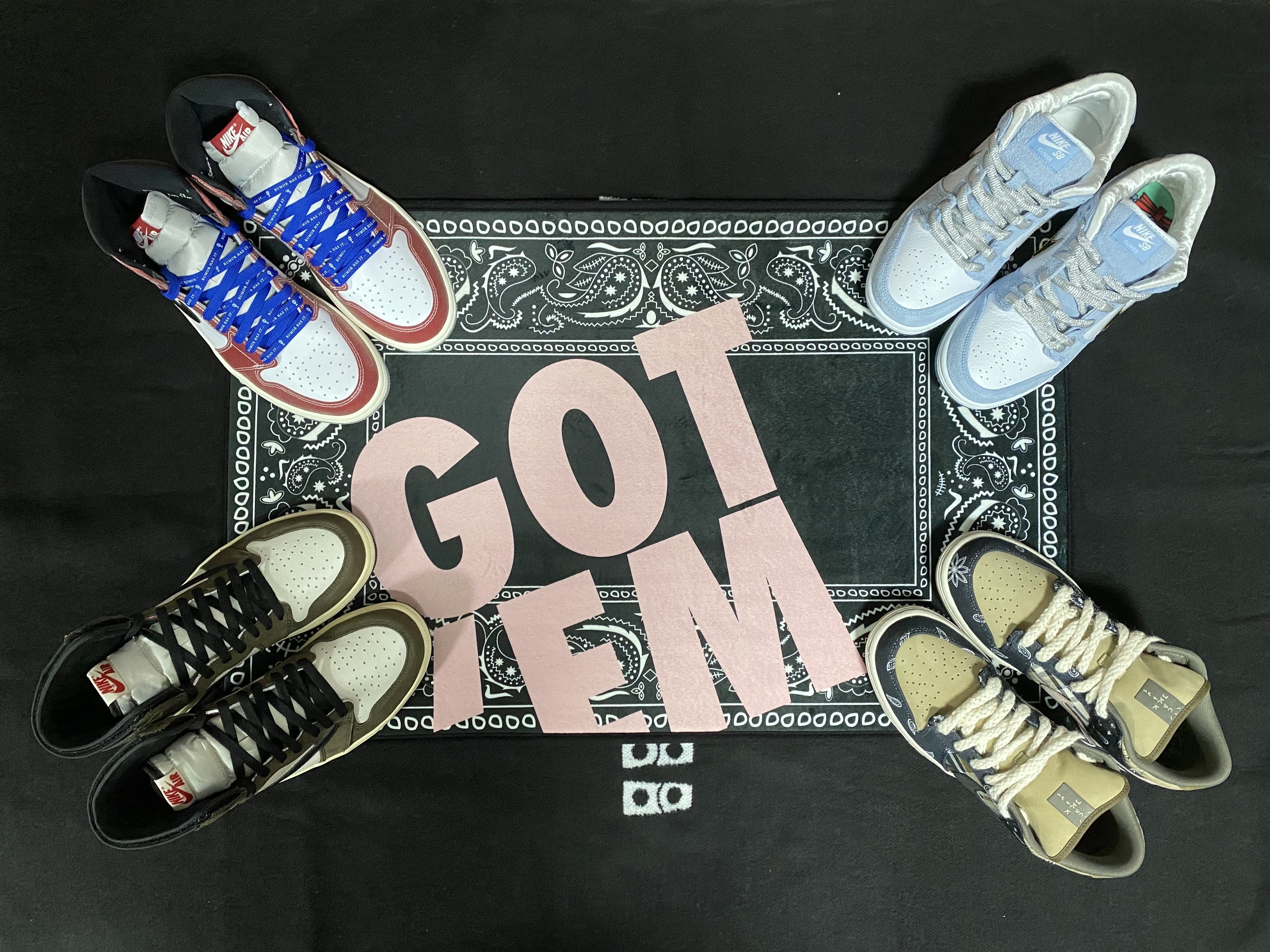 Jordan 1 x Trophy Room Retro High OG SP Chicago (Friends & Family), Jordan 1 x Travis Scott Retro High OG SP Mocha 착용 스타일 - 1