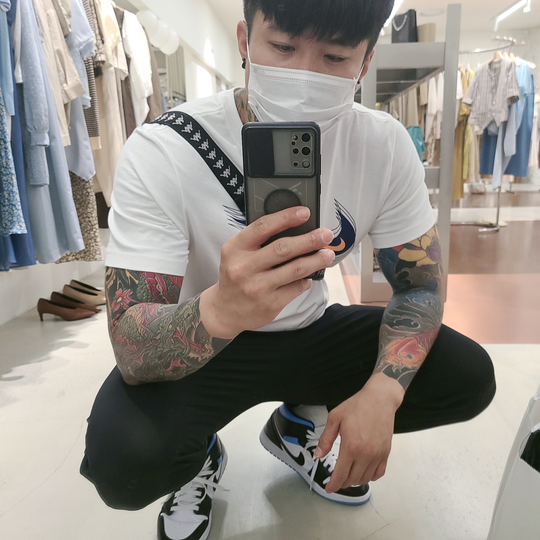 (W) Jordan 1 Mid White Black University Blue 착용 스타일 - 1