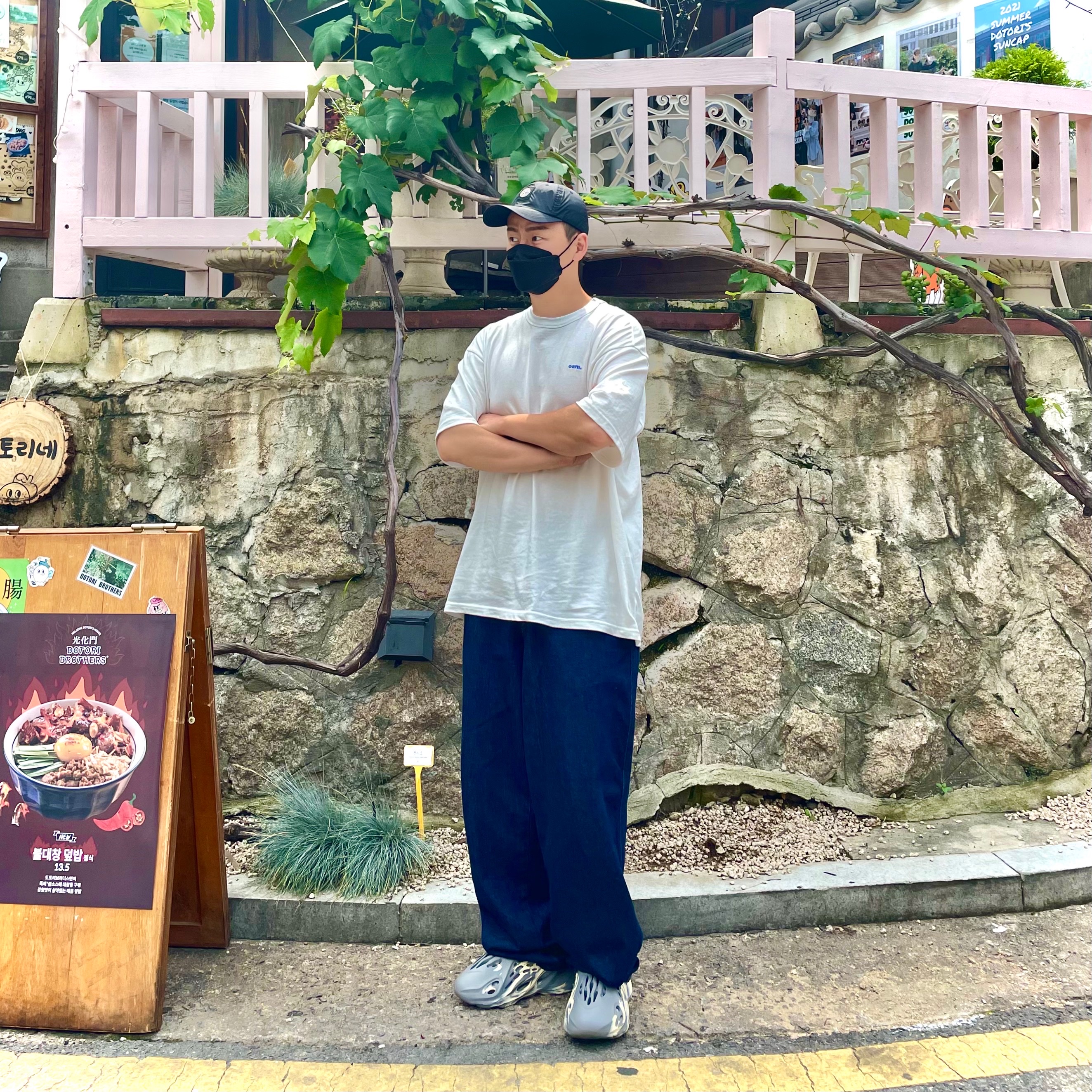 Supreme x Stone Island Painted Camo Nylon 6-Panel Black - 20FW, Adidas Yeezy Foam RNNR MXT Moon Gray 착용 스타일 - 2