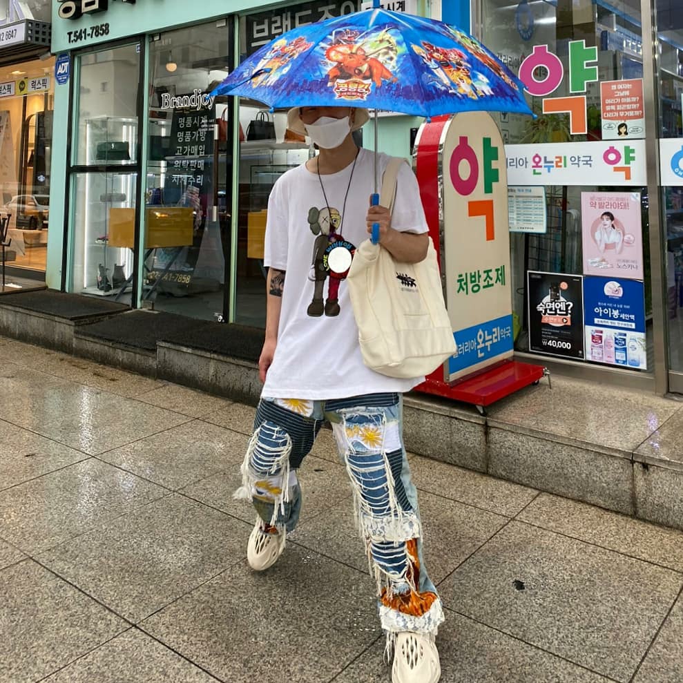 Adidas Yeezy Foam RNNR Sand, Stussy x CDG Canvas Bucket Hat 착용 스타일 - 3