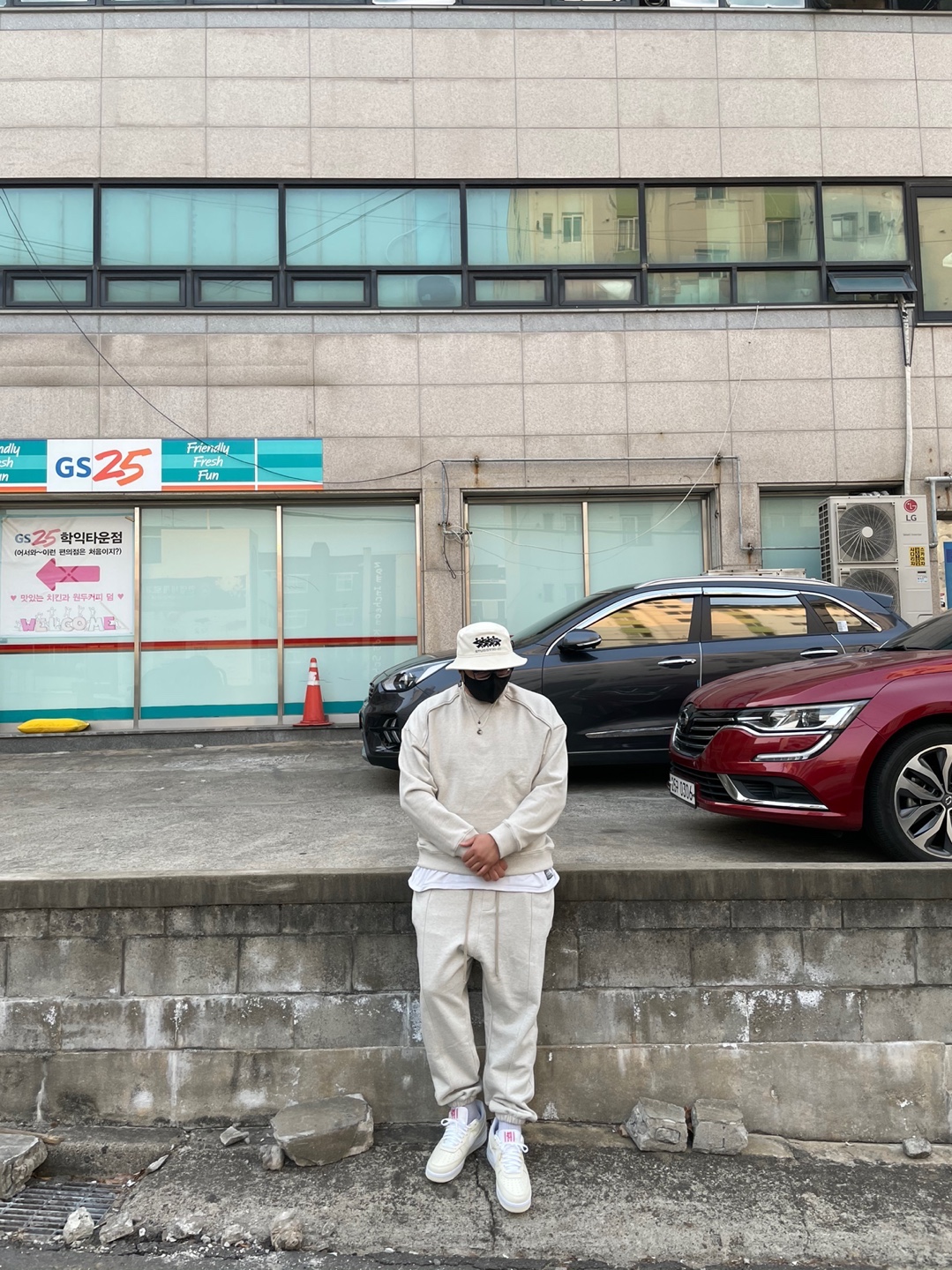 Stussy x CDG Canvas Bucket Hat, Nike Air Force 1 '07 PRM Popcorn 착용 스타일