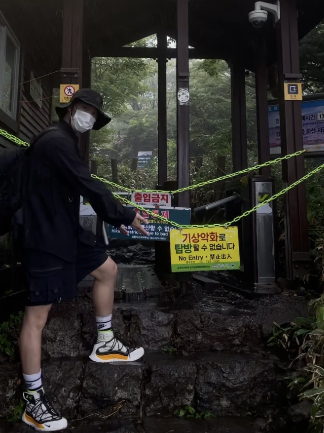 Nike NRG ACG Bucket Black, Nike ACG Terra Antarktik Gore-Tex Summit White 착용 스타일 - 1