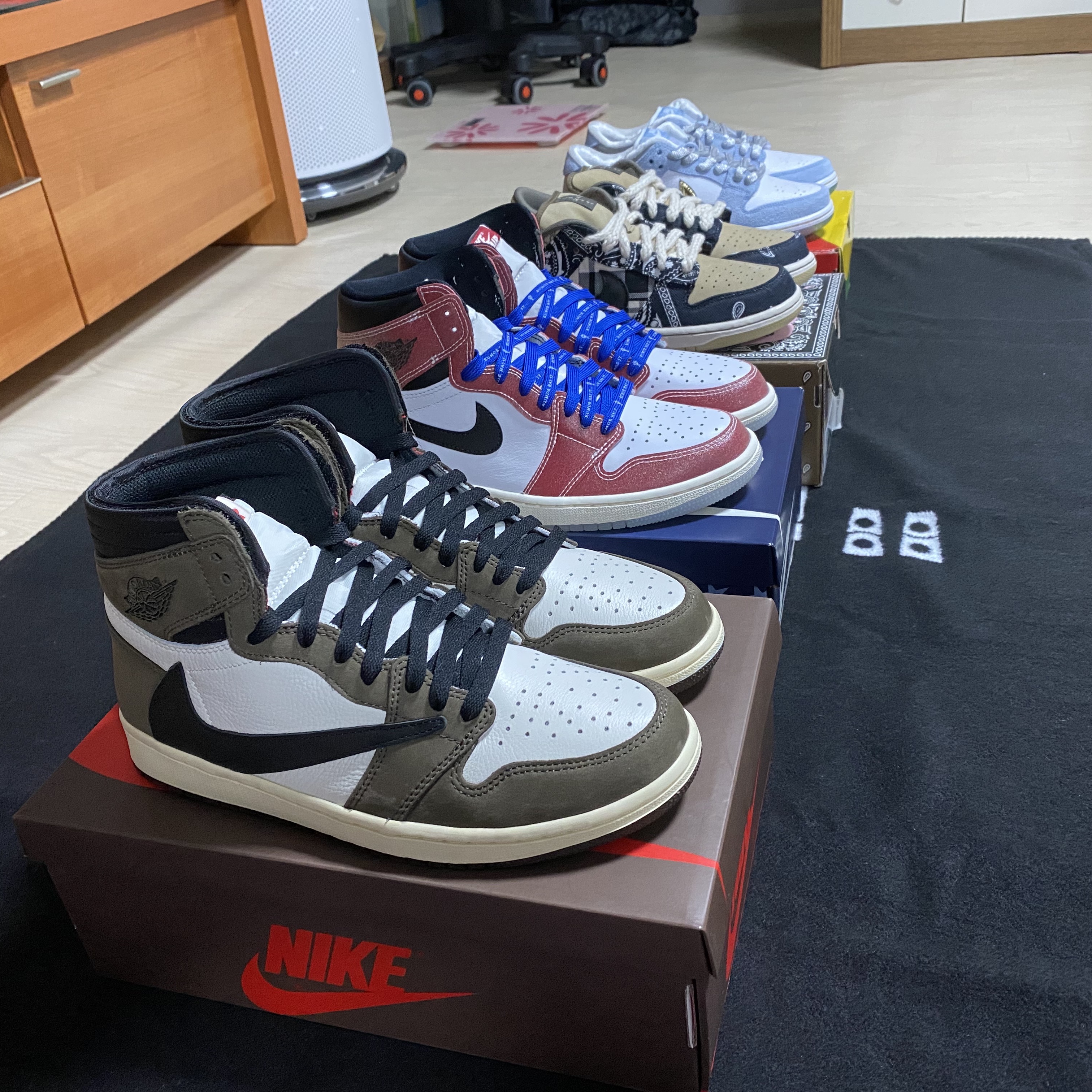 Jordan 1 x Trophy Room Retro High OG SP Chicago (Friends & Family), Jordan 1 x Travis Scott Retro High OG SP Mocha 착용 스타일 - 2