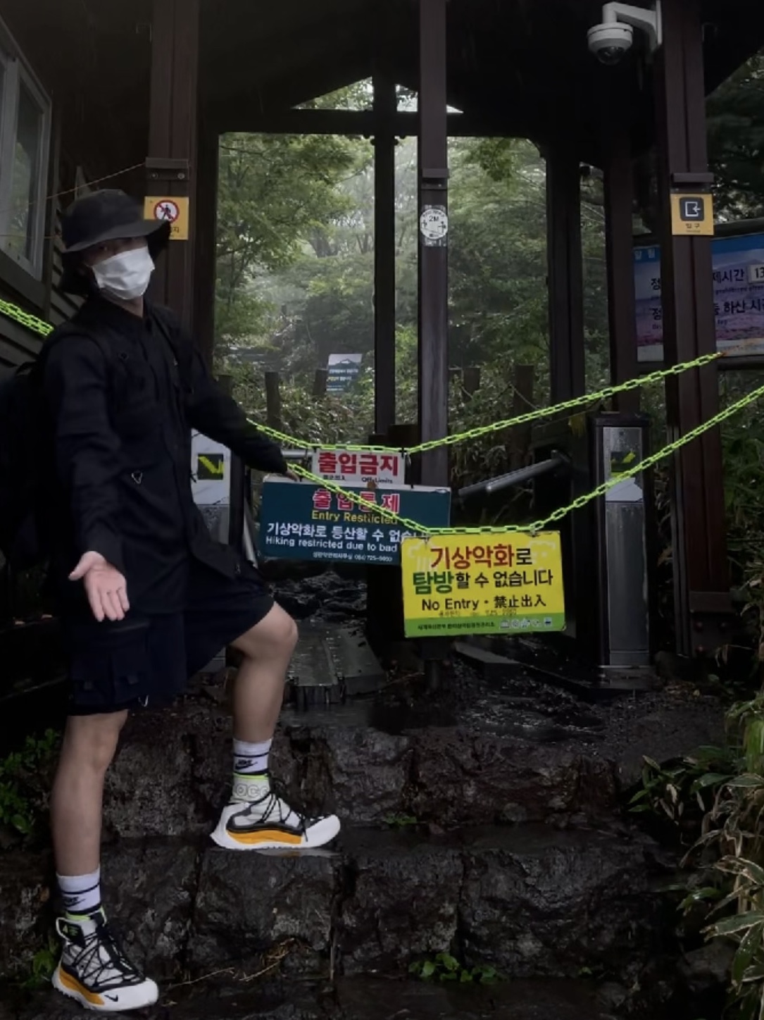 Nike NRG ACG Bucket Black, Nike ACG Terra Antarktik Gore-Tex Summit White 착용 스타일 - 2