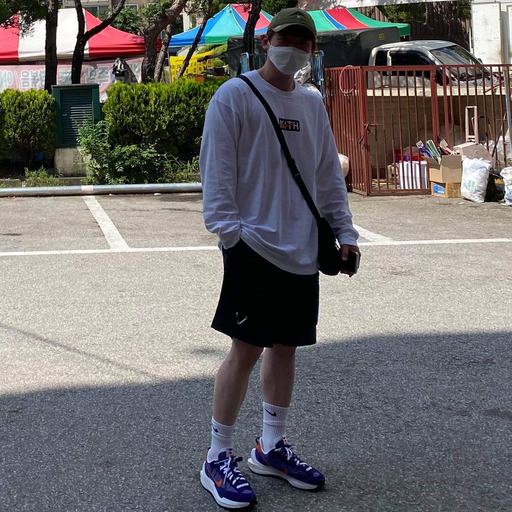 Nike x Sacai VaporWaffle Dark Iris, Nike x Kith New York Knicks LS T-Shirt White 착용 스타일