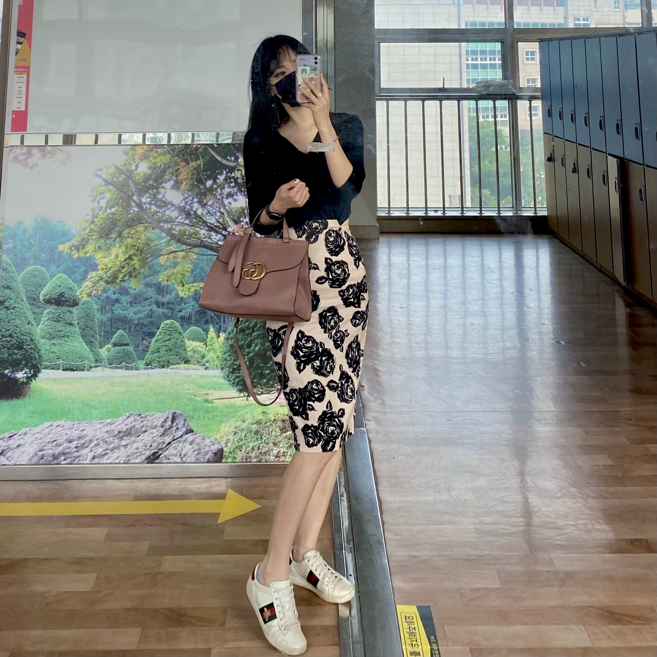 (W) Gucci Ace Bee Embroidered Sneakers 착용 스타일 - 1