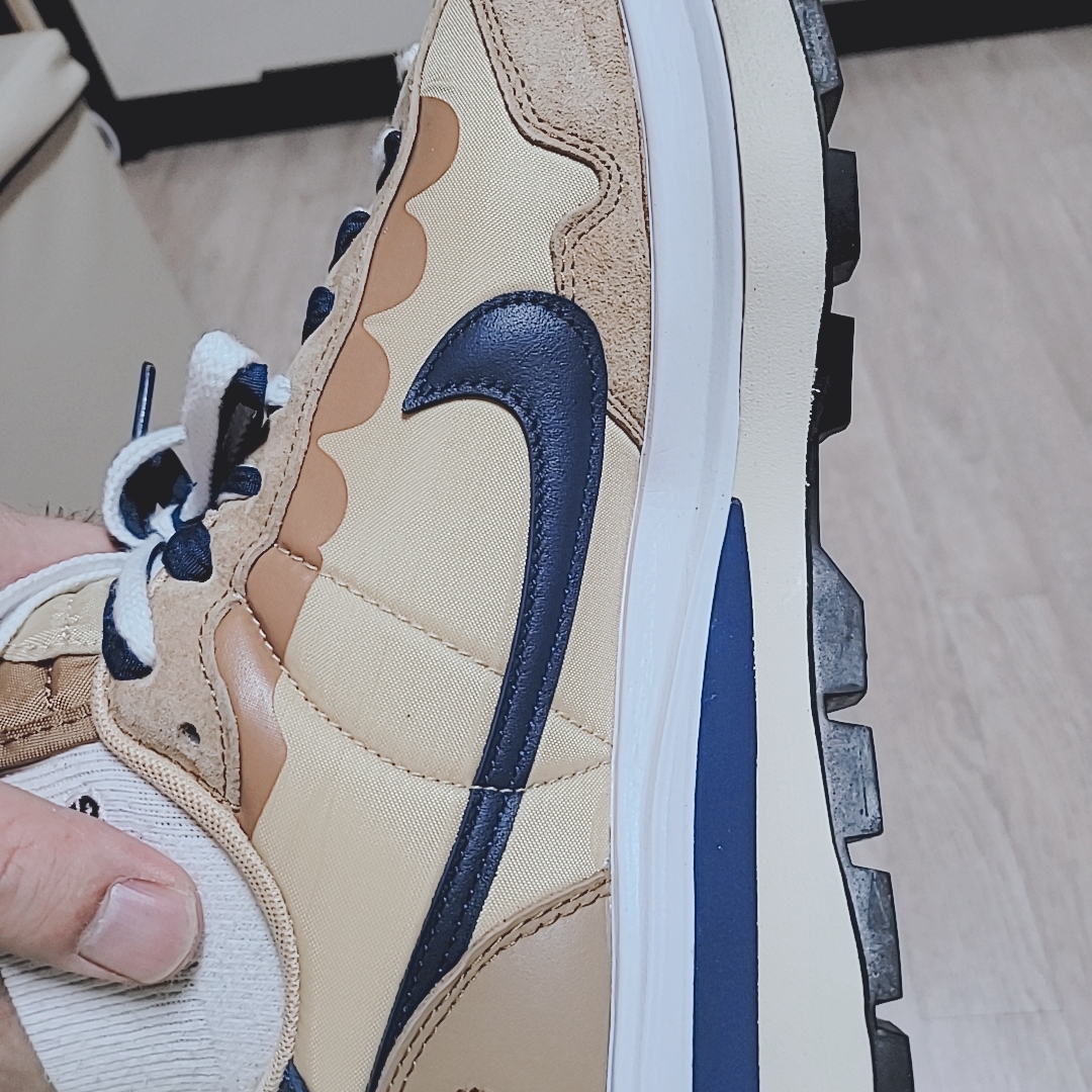 Jordan 4 Retro Tech White, Nike x Sacai VaporWaffle Sesame and Blue Void 착용 스타일 - 2