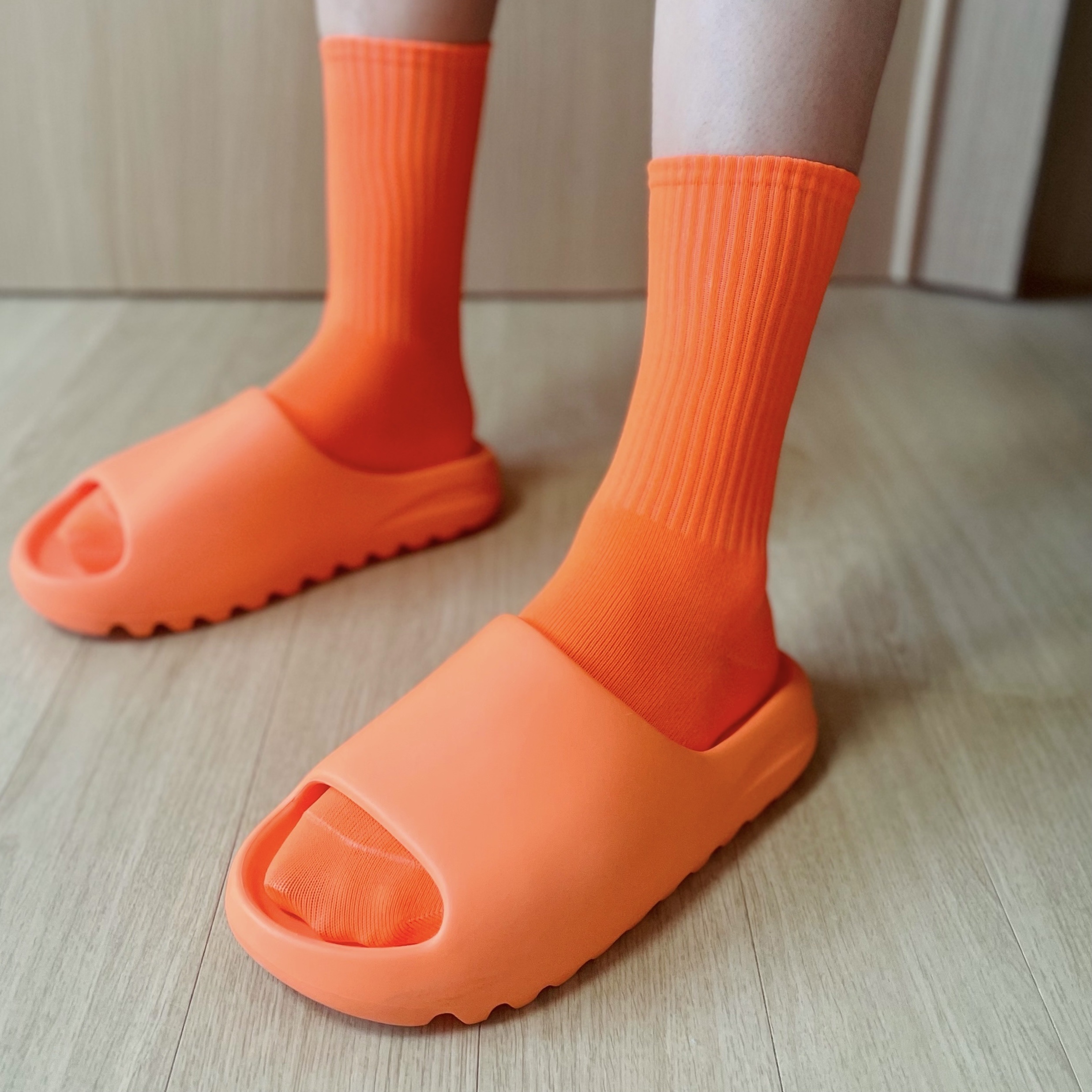 Adidas Yeezy Slide Enflame Orange 착용 스타일