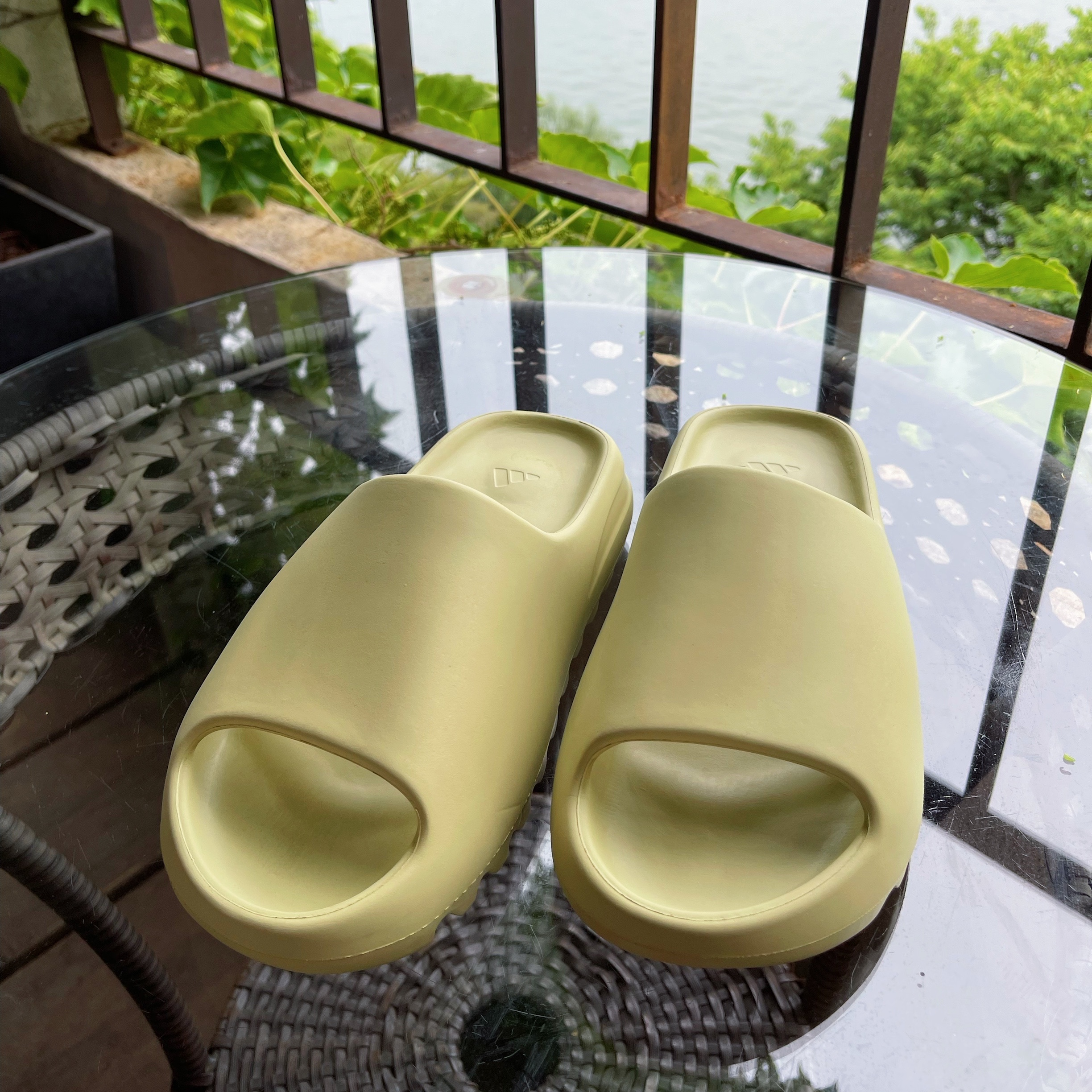 Adidas Yeezy Slide Resin 2021 착용 스타일 - 2