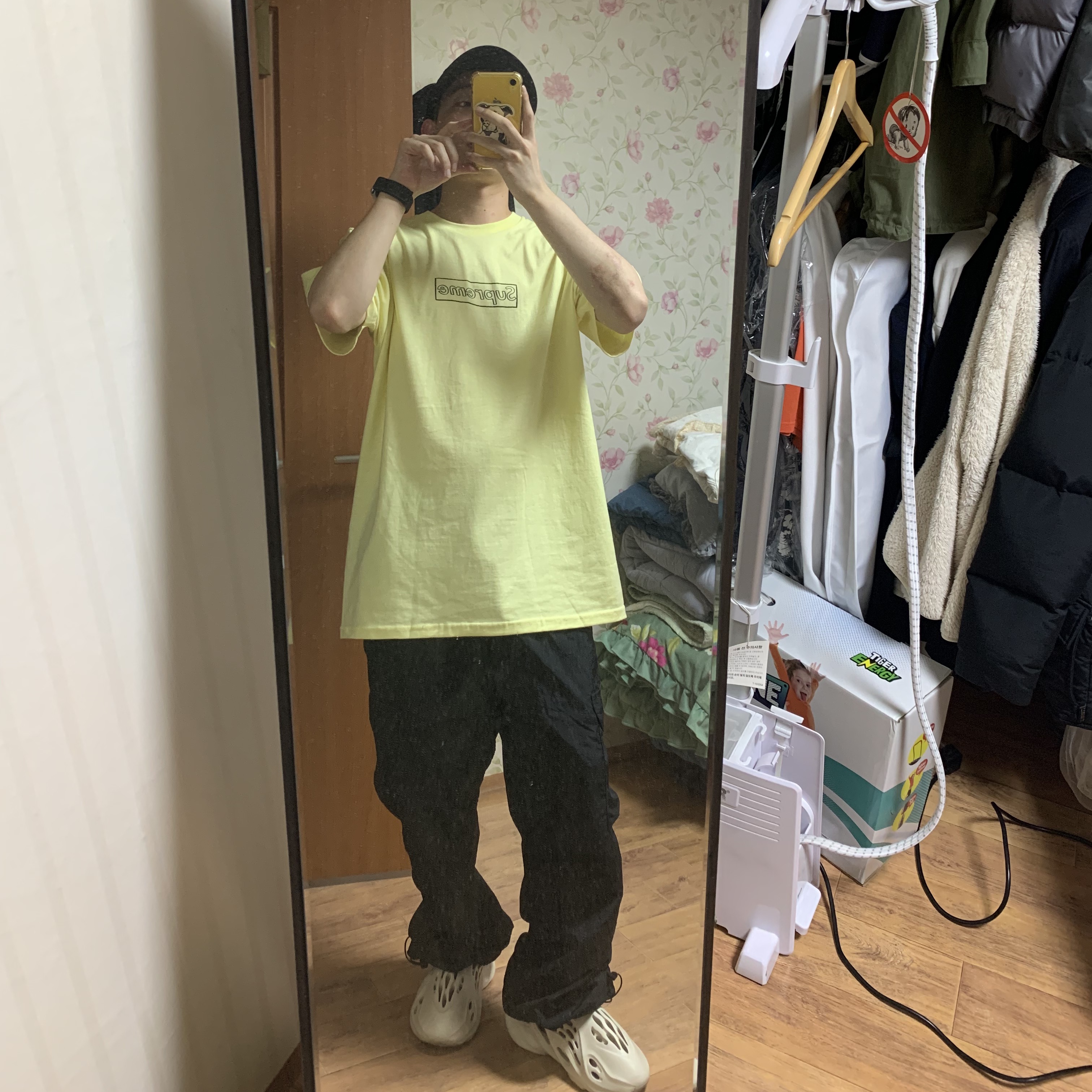 Supreme x Kaws Chalk Logo T-Shirt Pale Yellow - 21SS, Adidas Yeezy Foam RNNR Sand 착용 스타일