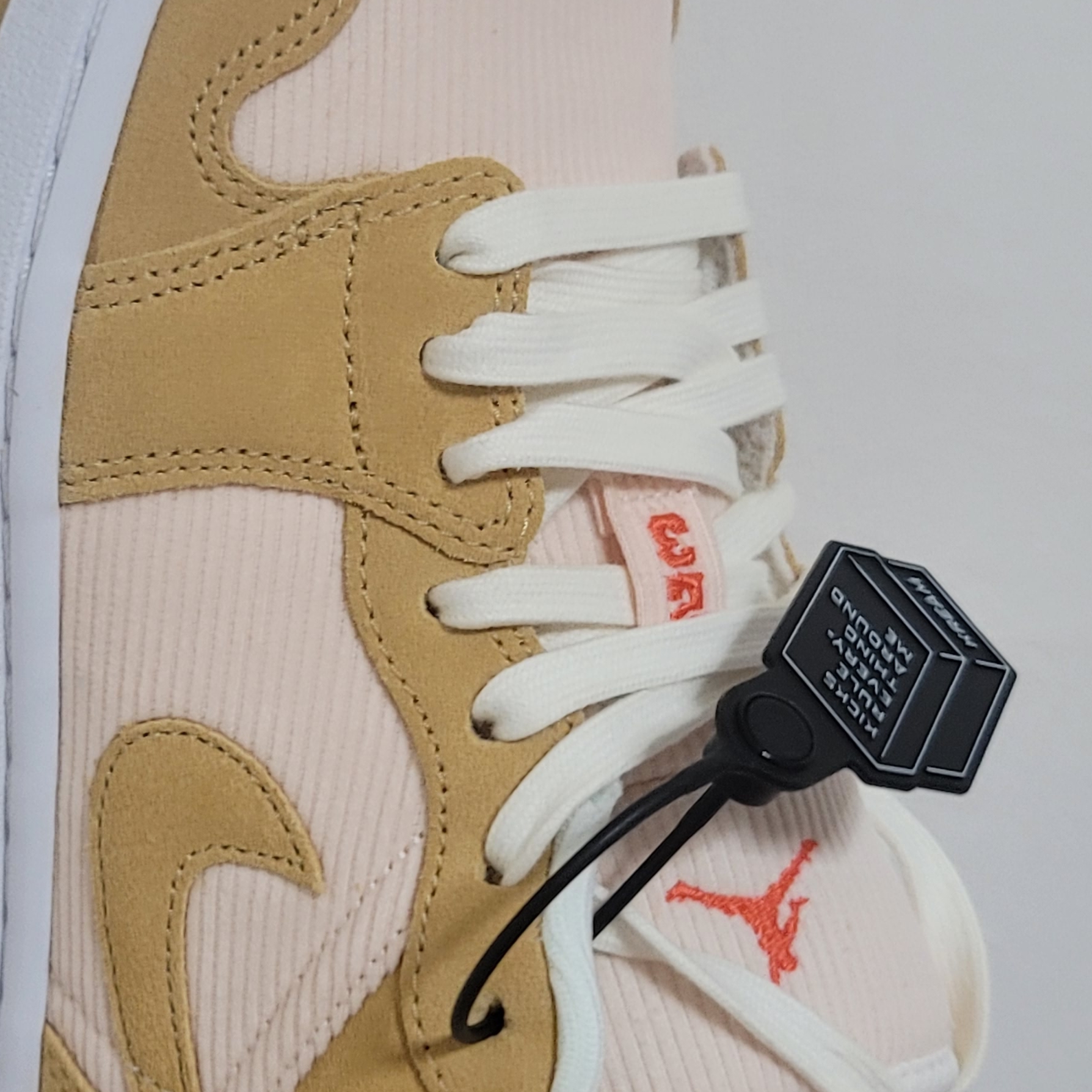 (W) Jordan 1 Low SE Corduroy Tan 착용 스타일 - 2