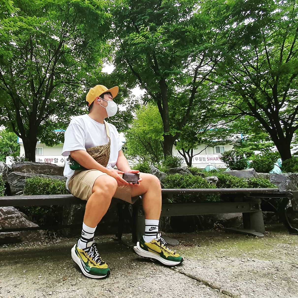 Nike x Sacai VaporWaffle Tour Yellow & Gorge Green Sail, Supreme x Barbour Waxed Cotton Waist Bag Leopard - 20SS 착용 스타일
