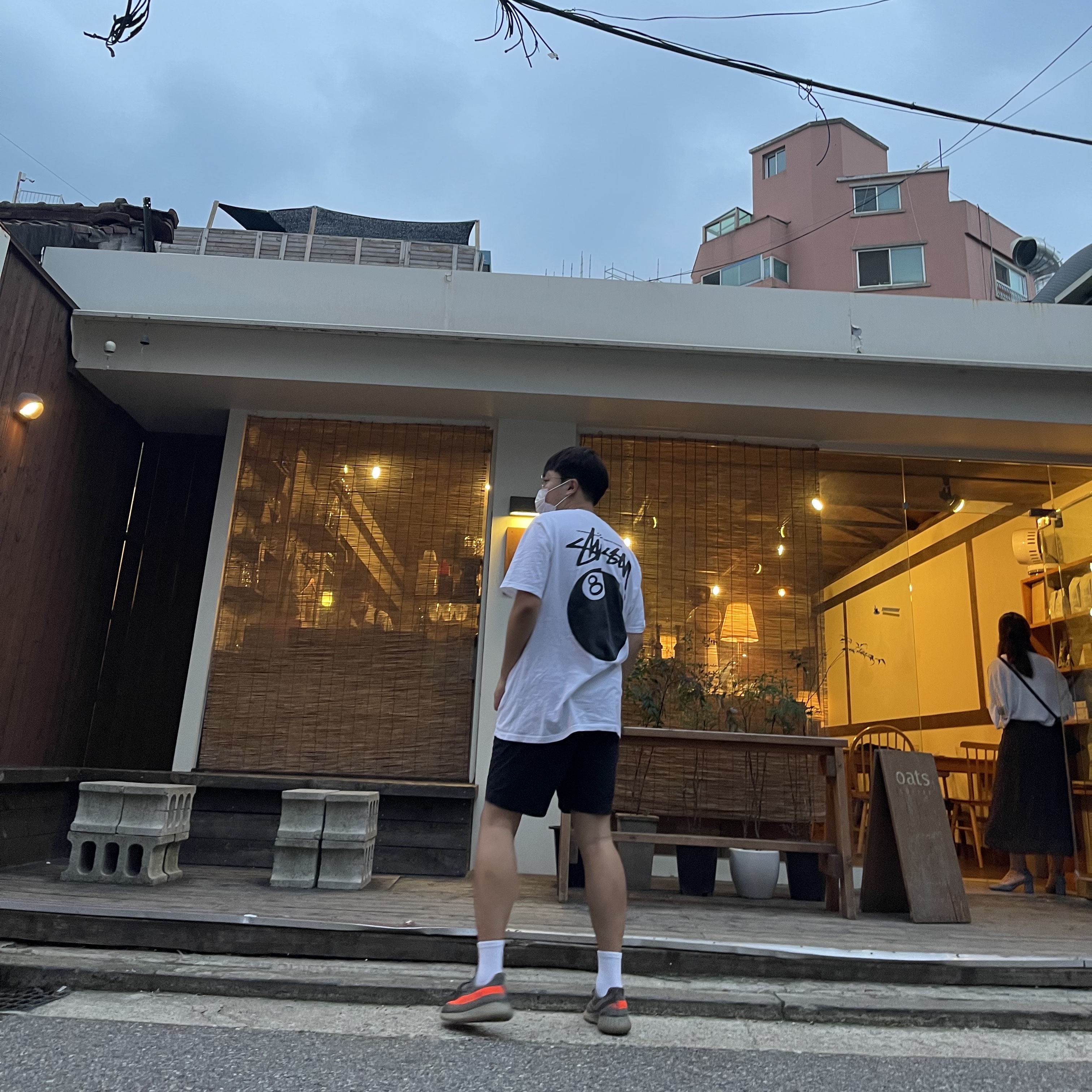 Adidas Yeezy Boost 350 V2 Beluga, Stussy 8 Ball T-Shirt White - 21SS 착용 스타일