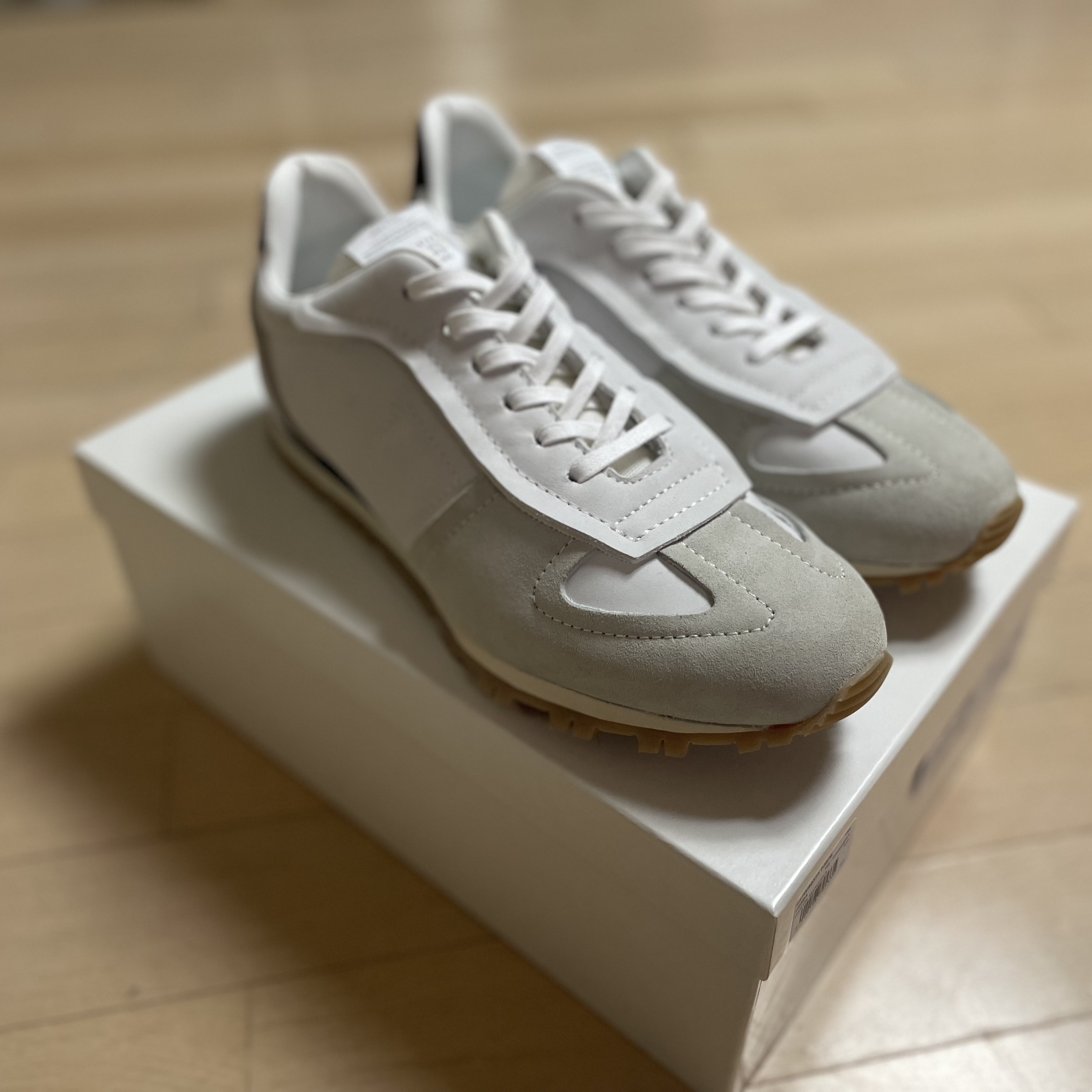 Maison Margiela Replica Runners White 착용 스타일 - 2