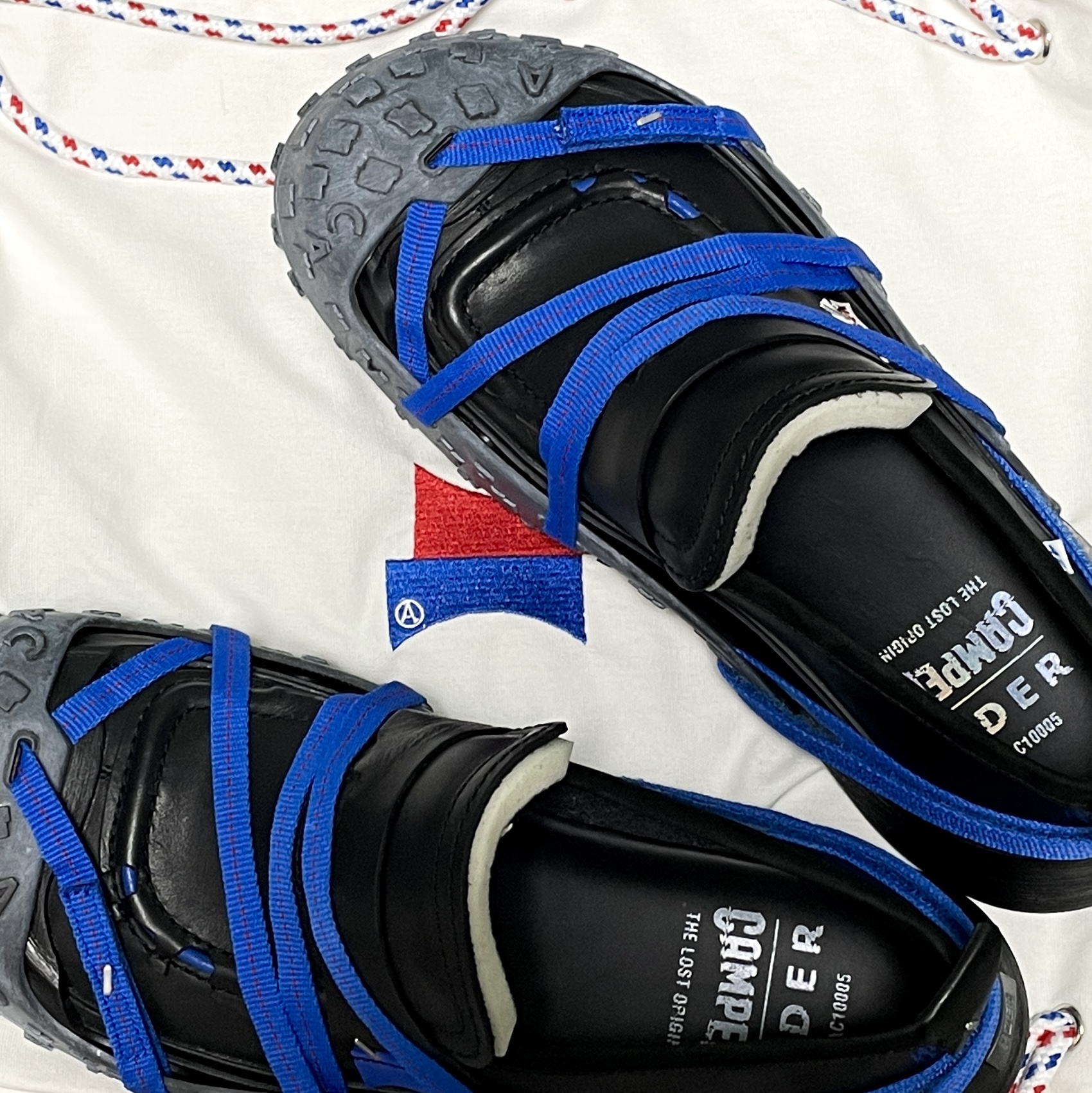 Camper x Ader Error Proto-743-S Black Leather Shoes, Camper x Ader Error Proto-T33-W Dark Grey Shoe Cover 착용 스타일