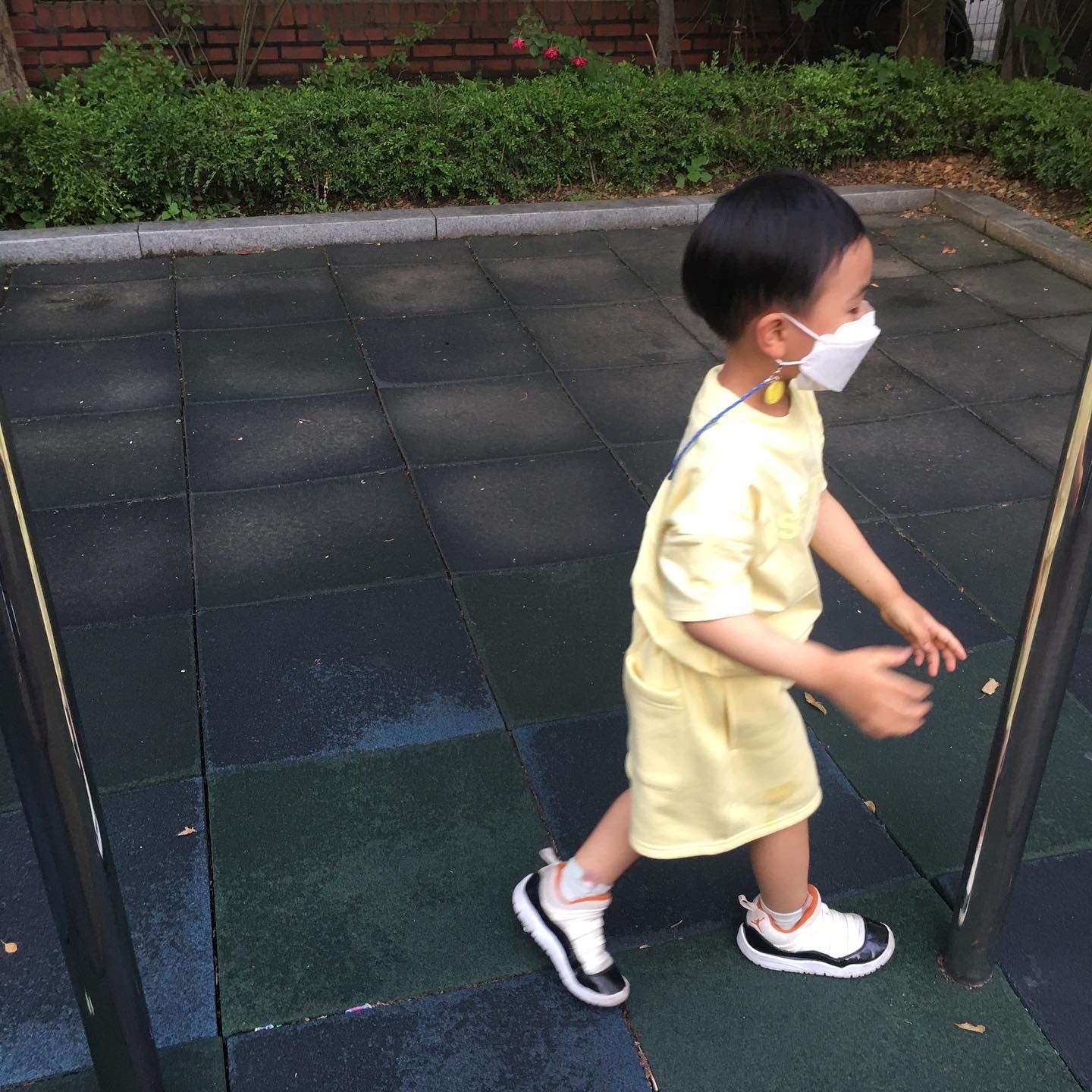 (Kids) Essentials Sweatshorts Lemonade - 21SS, (Kids) Essentials T-Shirt Lemonade - 21SS 착용 스타일 - 2