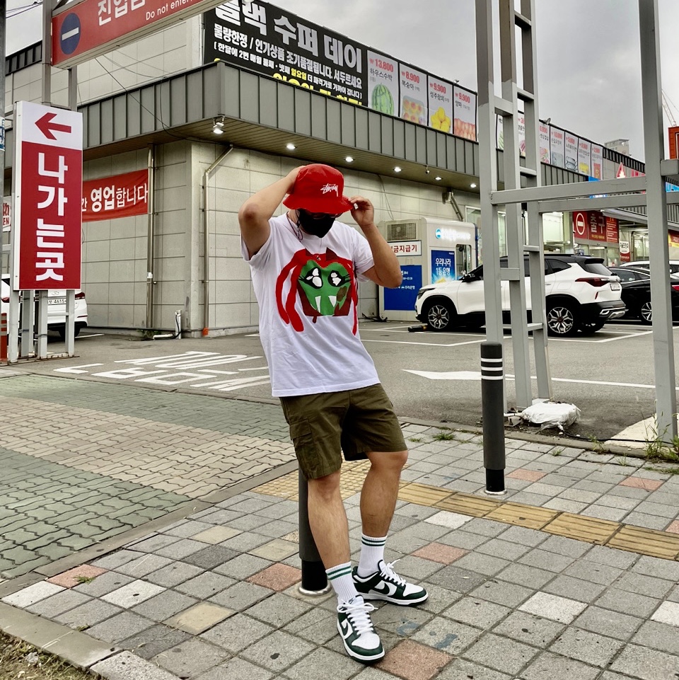 Nike x Stussy Bucket Hat Habanero Red, Nike Dunk Low Retro Varsity Green 착용 스타일 - 2