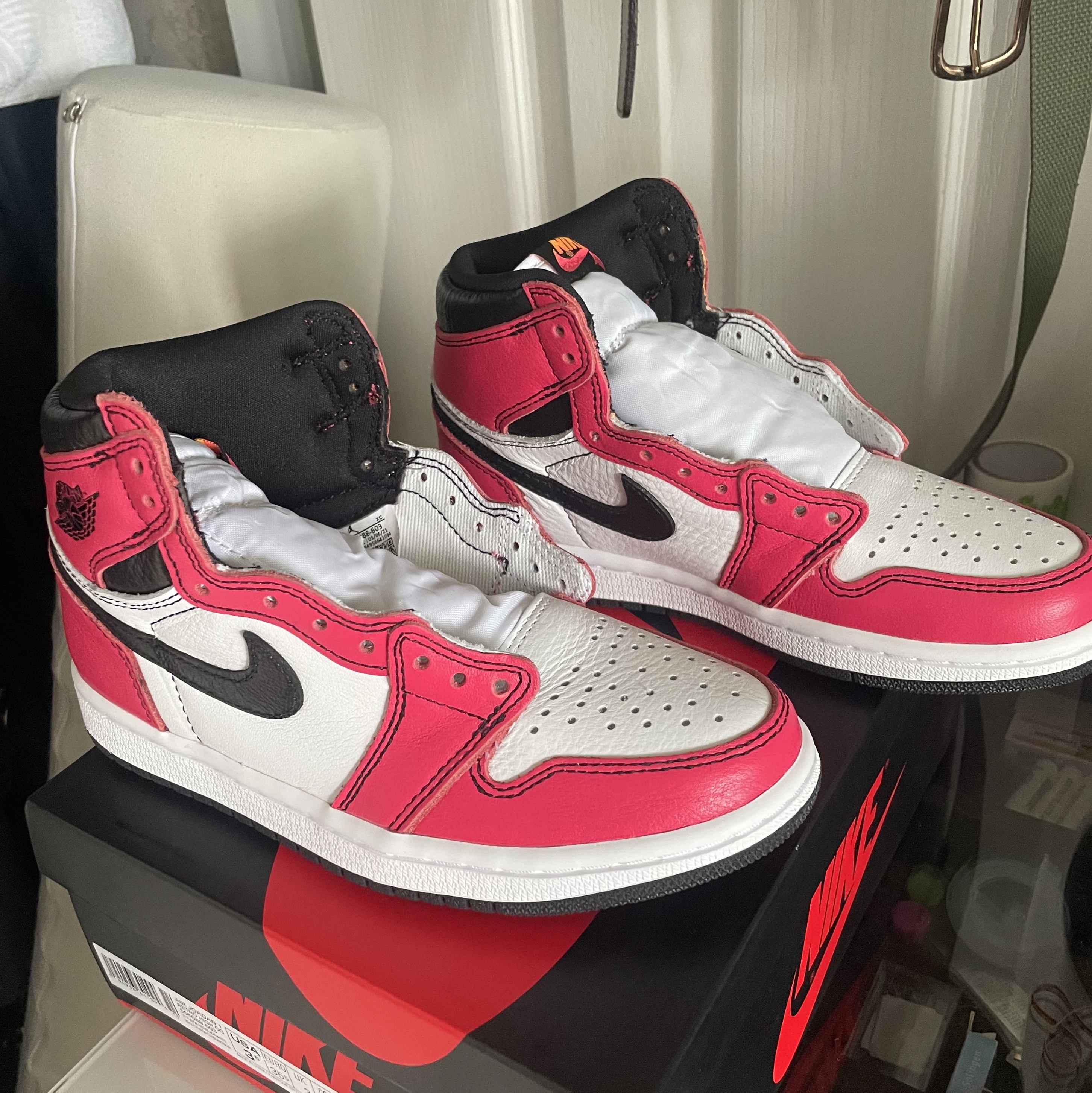 Jordan 1 Retro High OG Light Fusion Red 착용 스타일 - 2