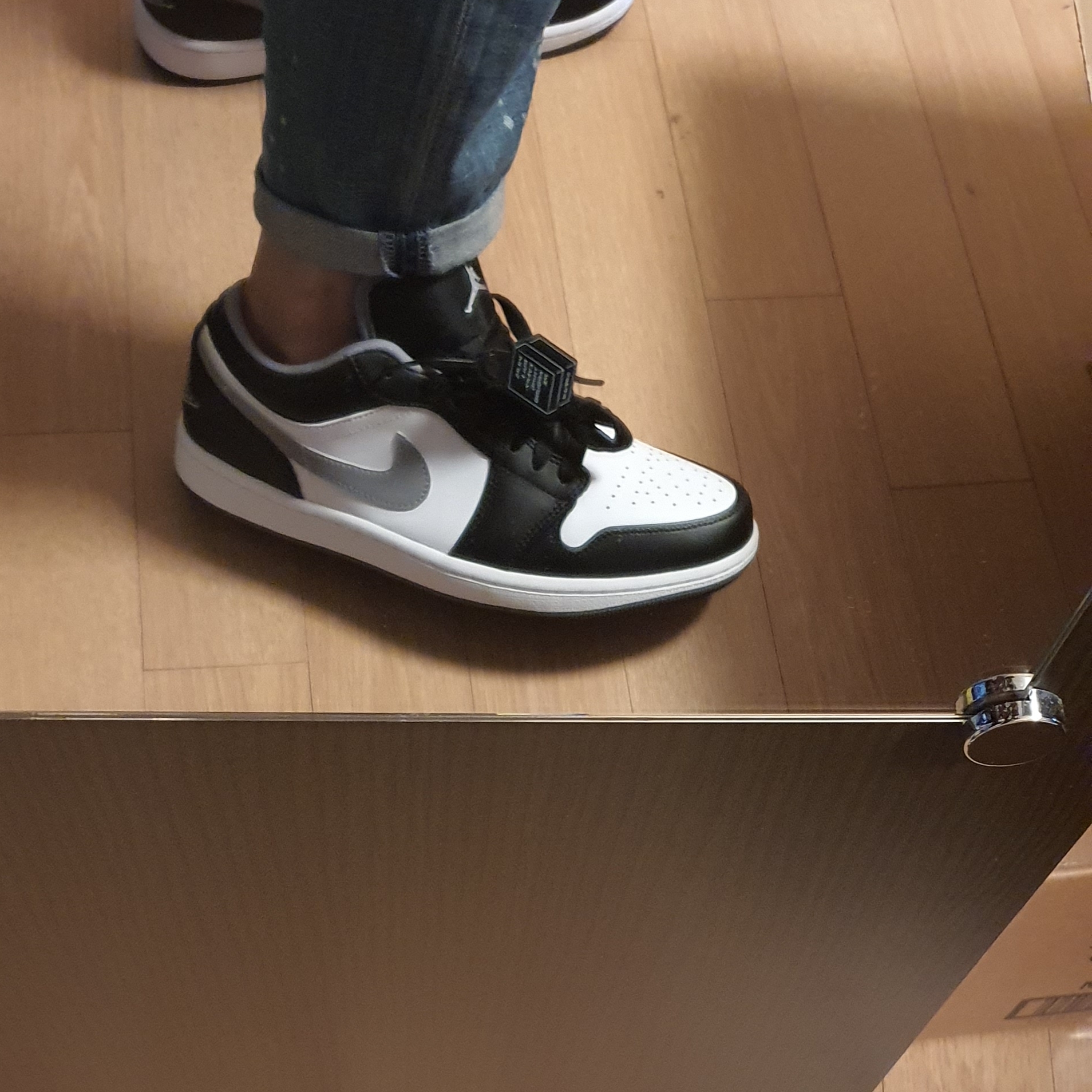 Jordan 1 Low Black Particle Grey 착용 스타일 - 3