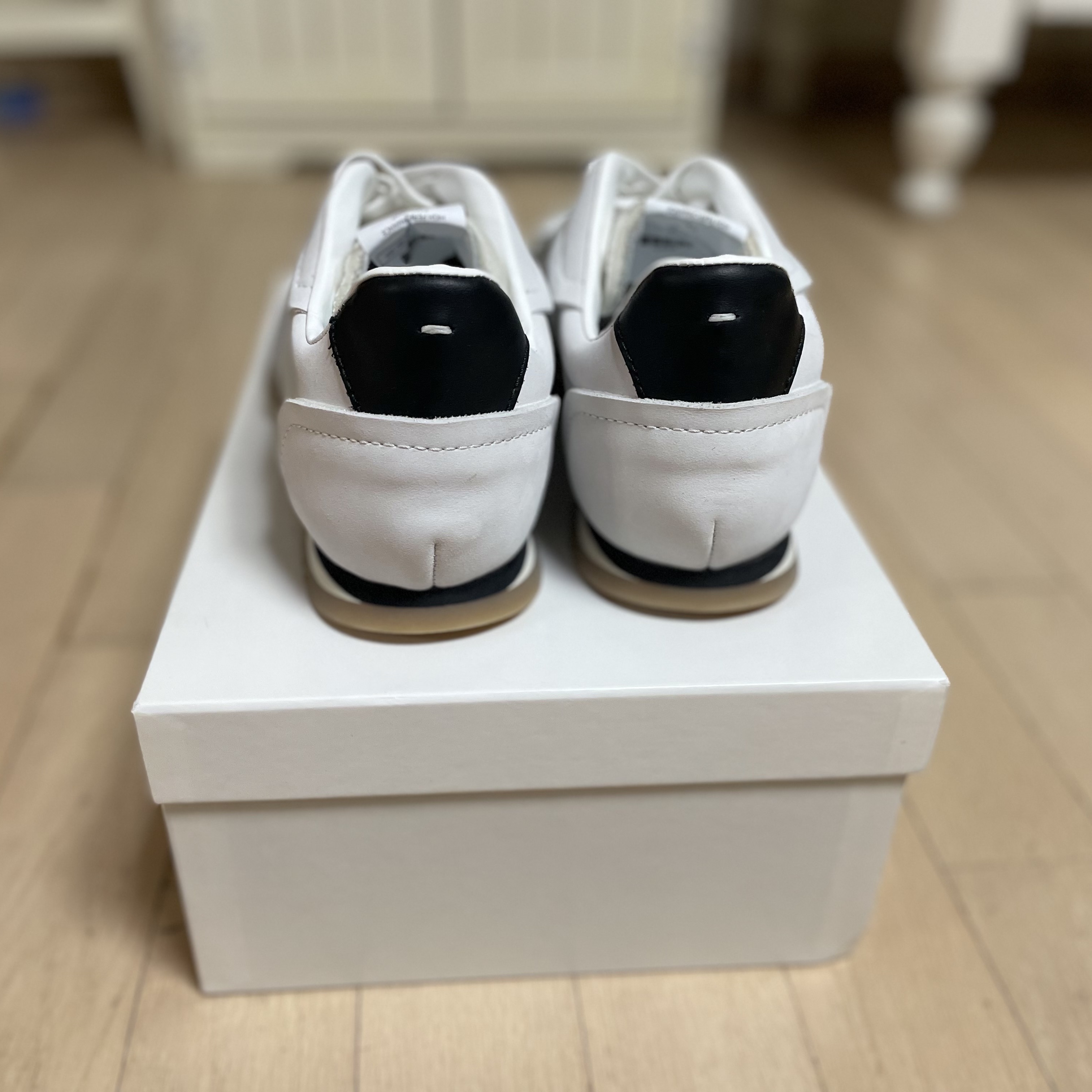 Maison Margiela Replica Runners White 착용 스타일 - 4