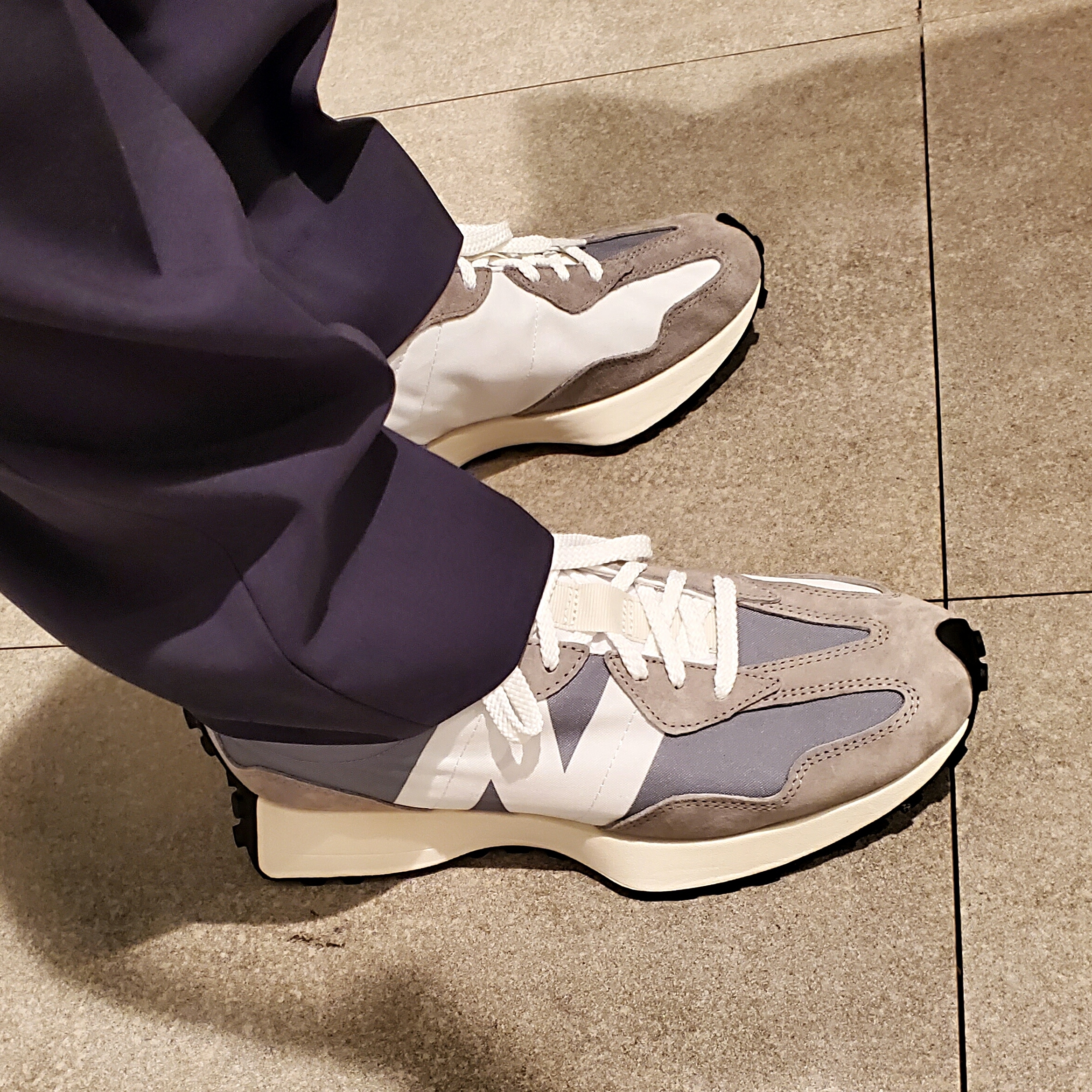 New Balance 327 Grey 착용 스타일 - 2