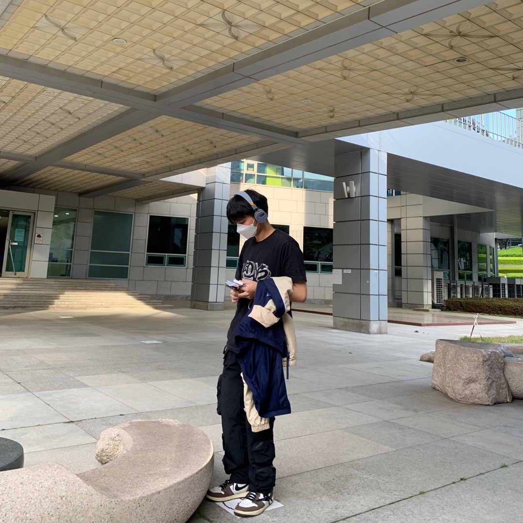 Jordan 1 x Travis Scott Retro High OG SP Mocha, Nike x Cav Empt Track Jacket Navy 착용 스타일