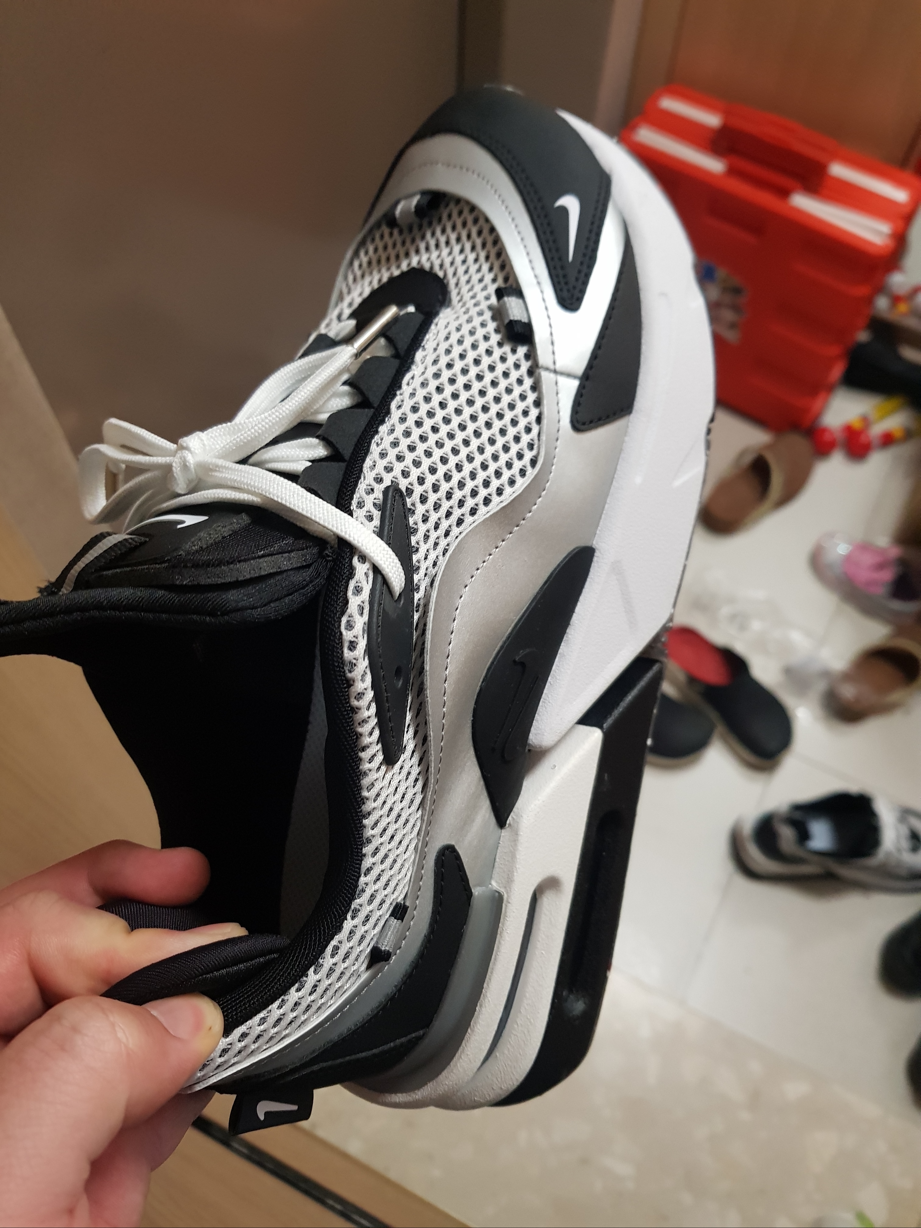 (W) Nike Air Max Furyosa Silver and Black 착용 스타일