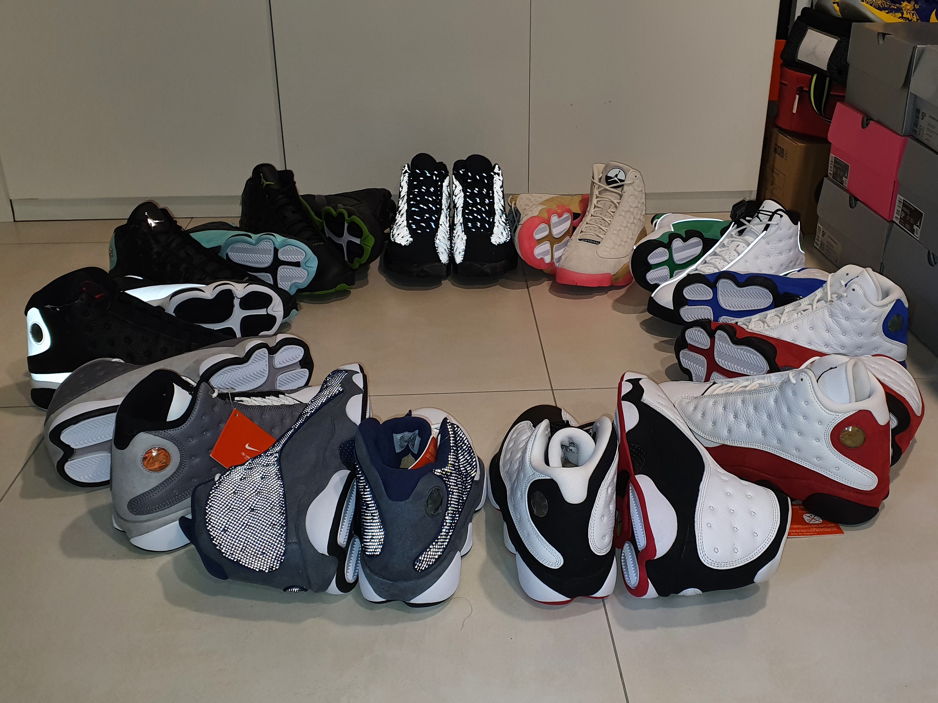 Jordan 13 Retro OG Chicago 2017, Jordan 13 Retro White Hyper Royal Black 착용 스타일 - 2