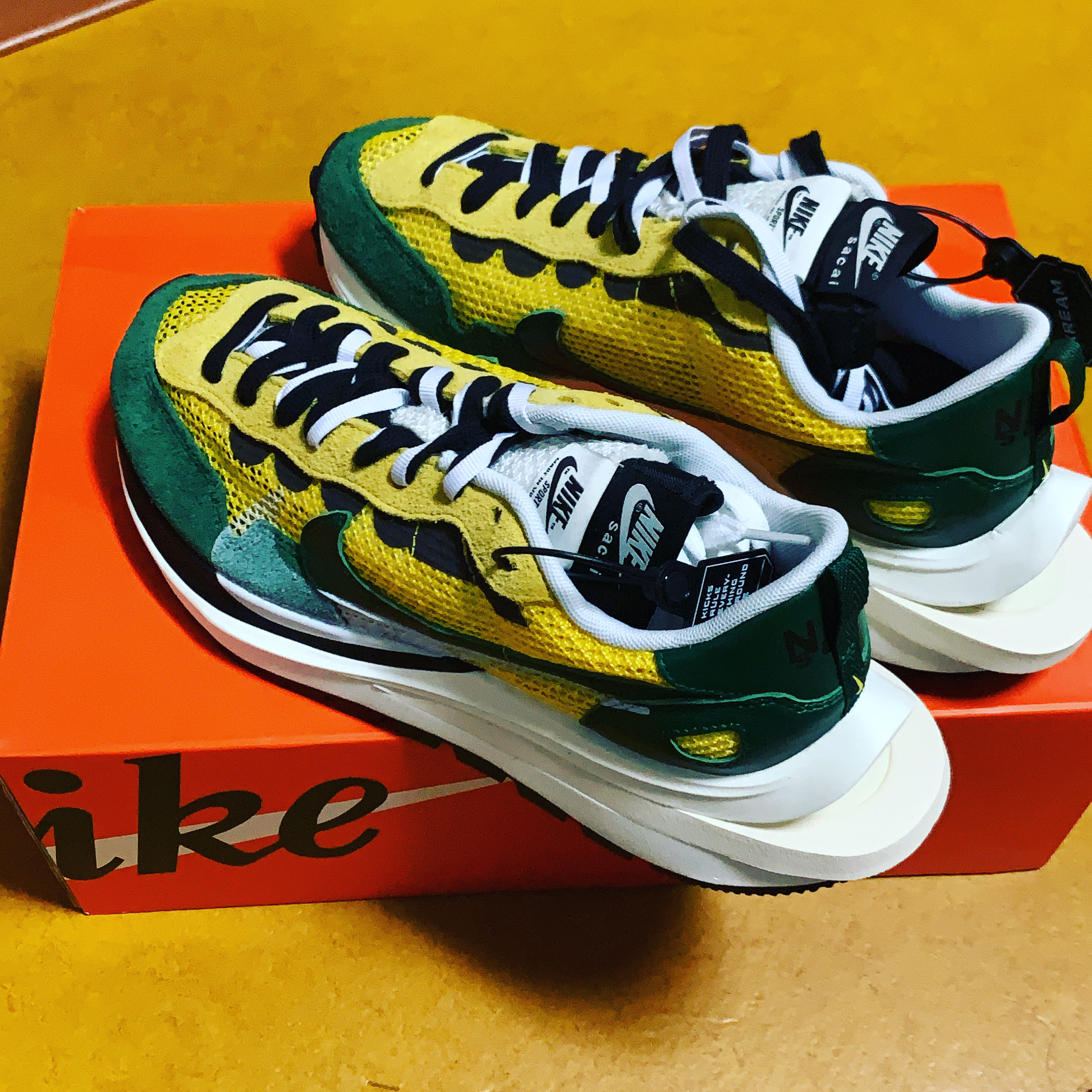 Nike x Sacai VaporWaffle Tour Yellow & Gorge Green Sail 착용 스타일