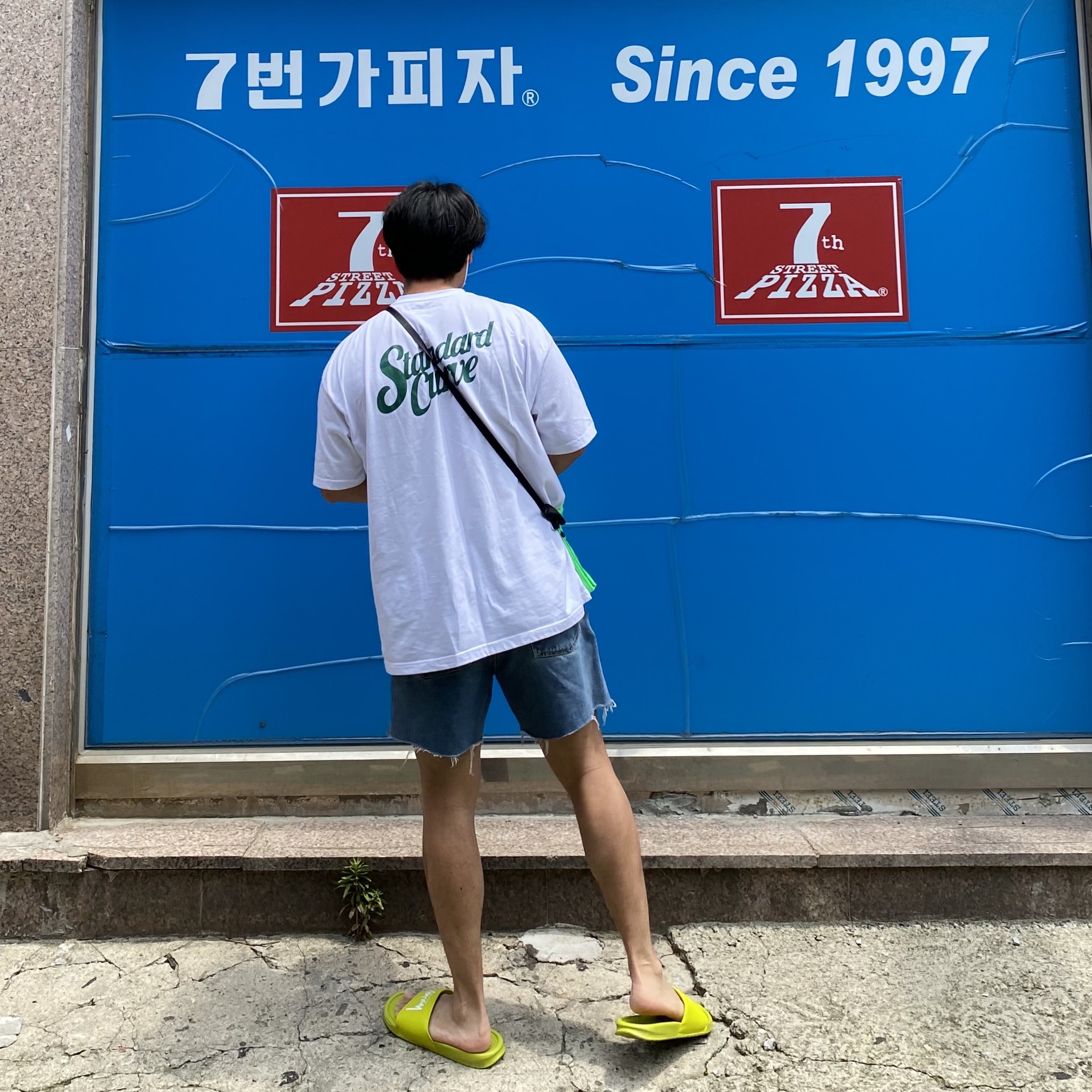 Nike x Stussy Benassi Slide Volt 착용 스타일 - 2