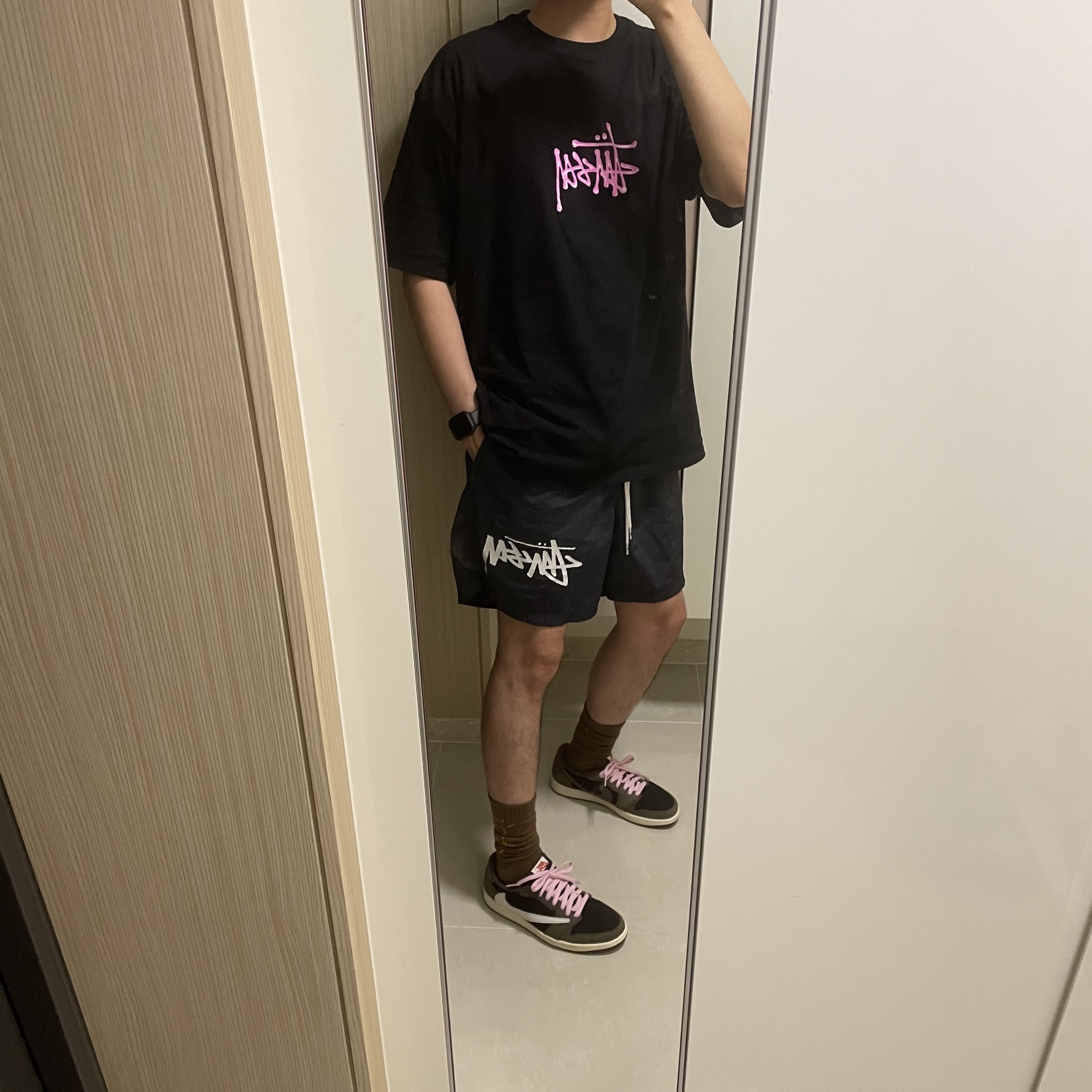 Stussy Gel Stock T-Shirt Black, Jordan 1 x Travis Scott Retro Low OG SP Mocha 착용 스타일