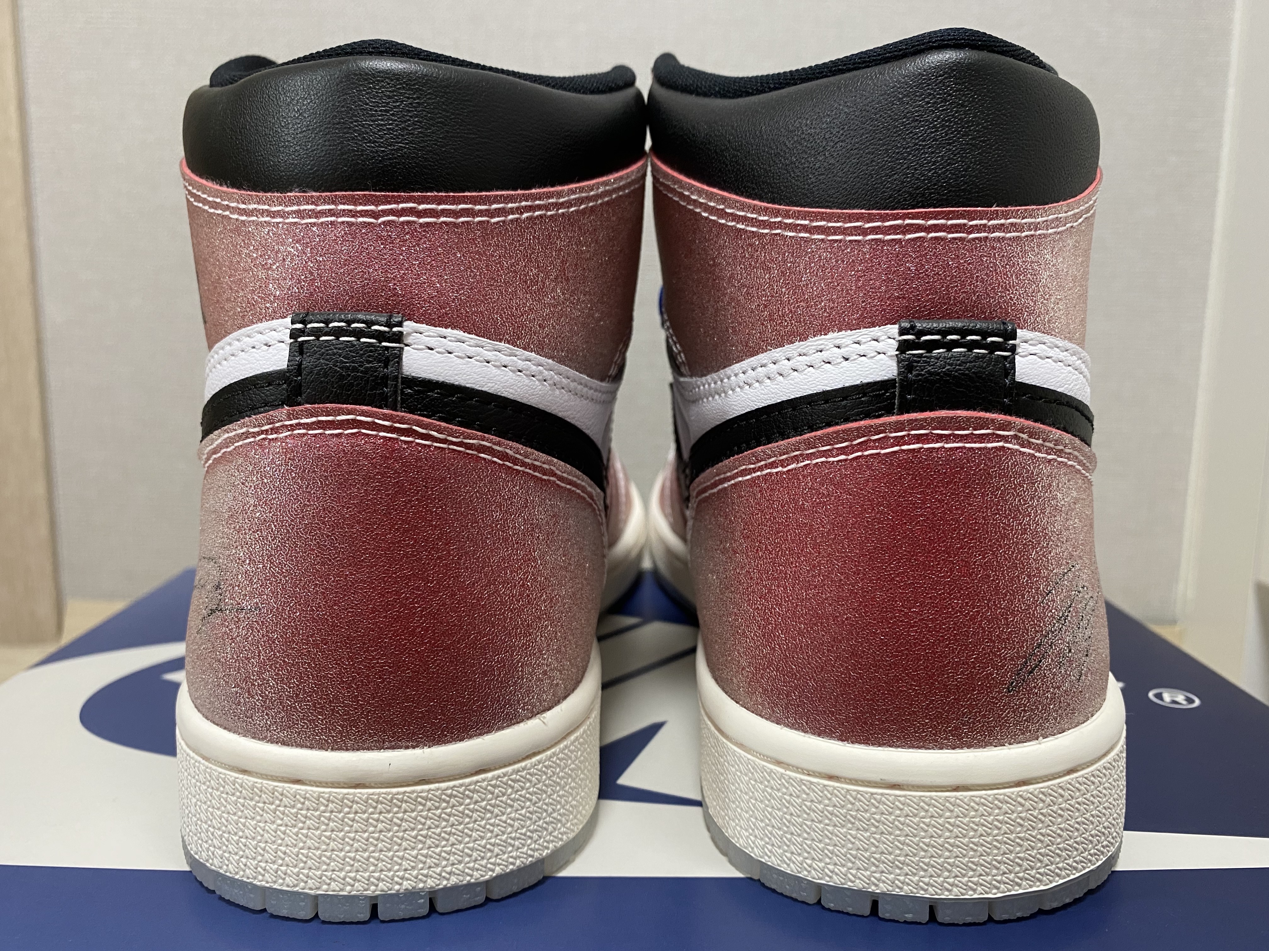 Jordan 1 x Trophy Room Retro High OG SP Chicago (Friends & Family) 착용 스타일 - 4