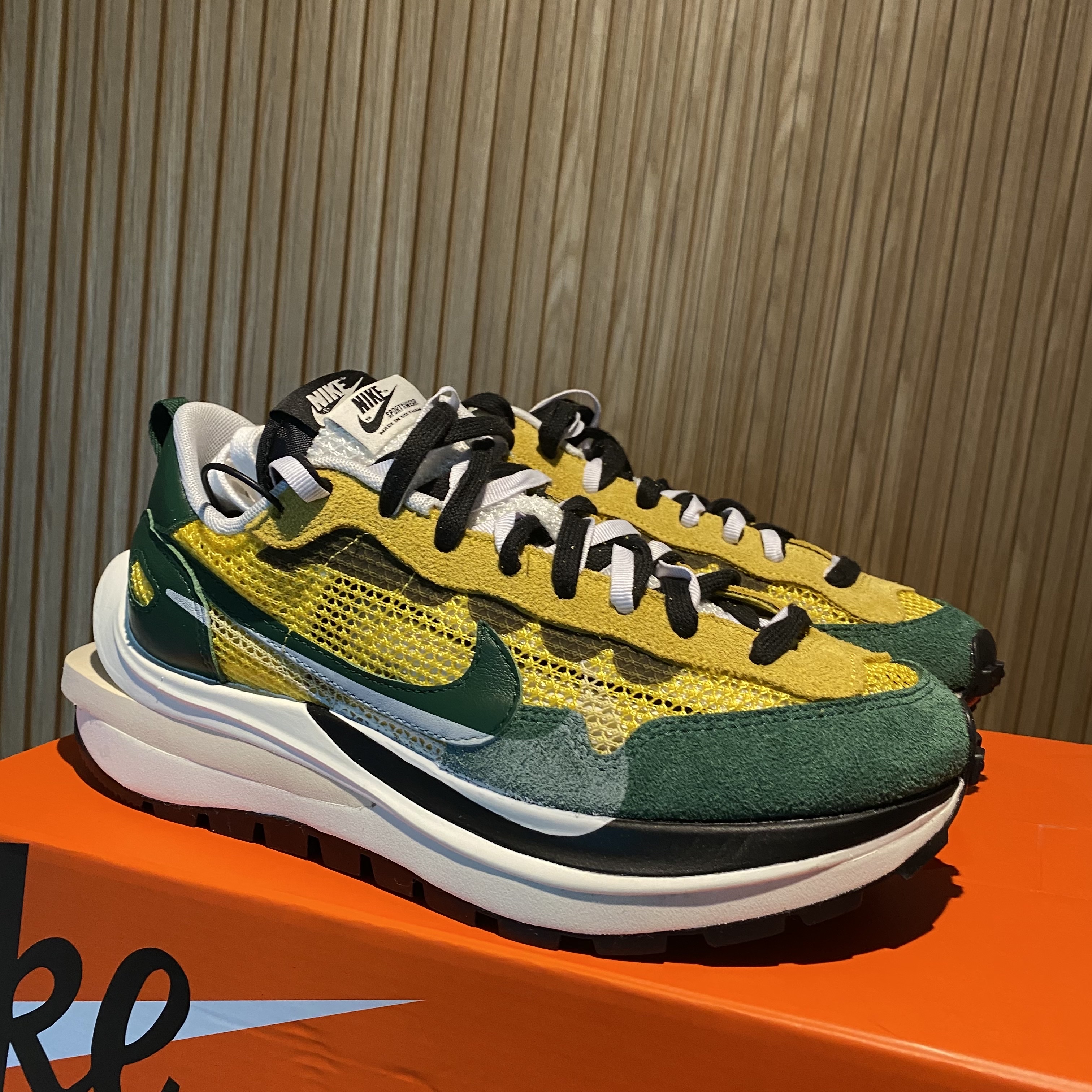Nike x Sacai VaporWaffle Tour Yellow & Gorge Green Sail 착용 스타일 - 2