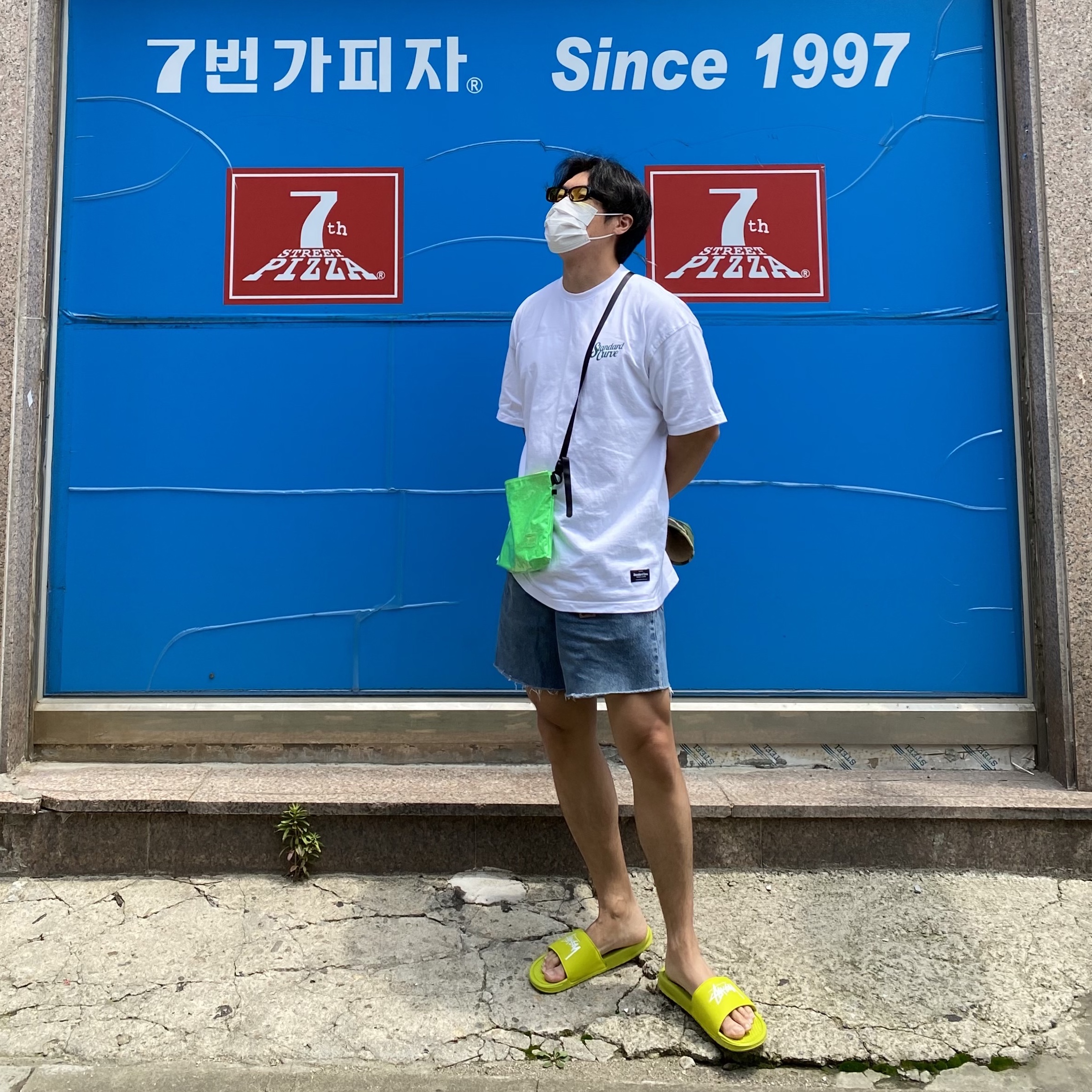 Nike x Stussy Benassi Slide Volt 착용 스타일 - 1