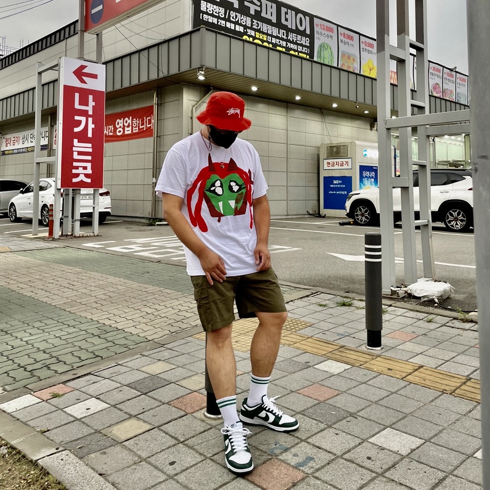 Nike x Stussy Bucket Hat Habanero Red, Nike Dunk Low Retro Varsity Green 착용 스타일 - 1